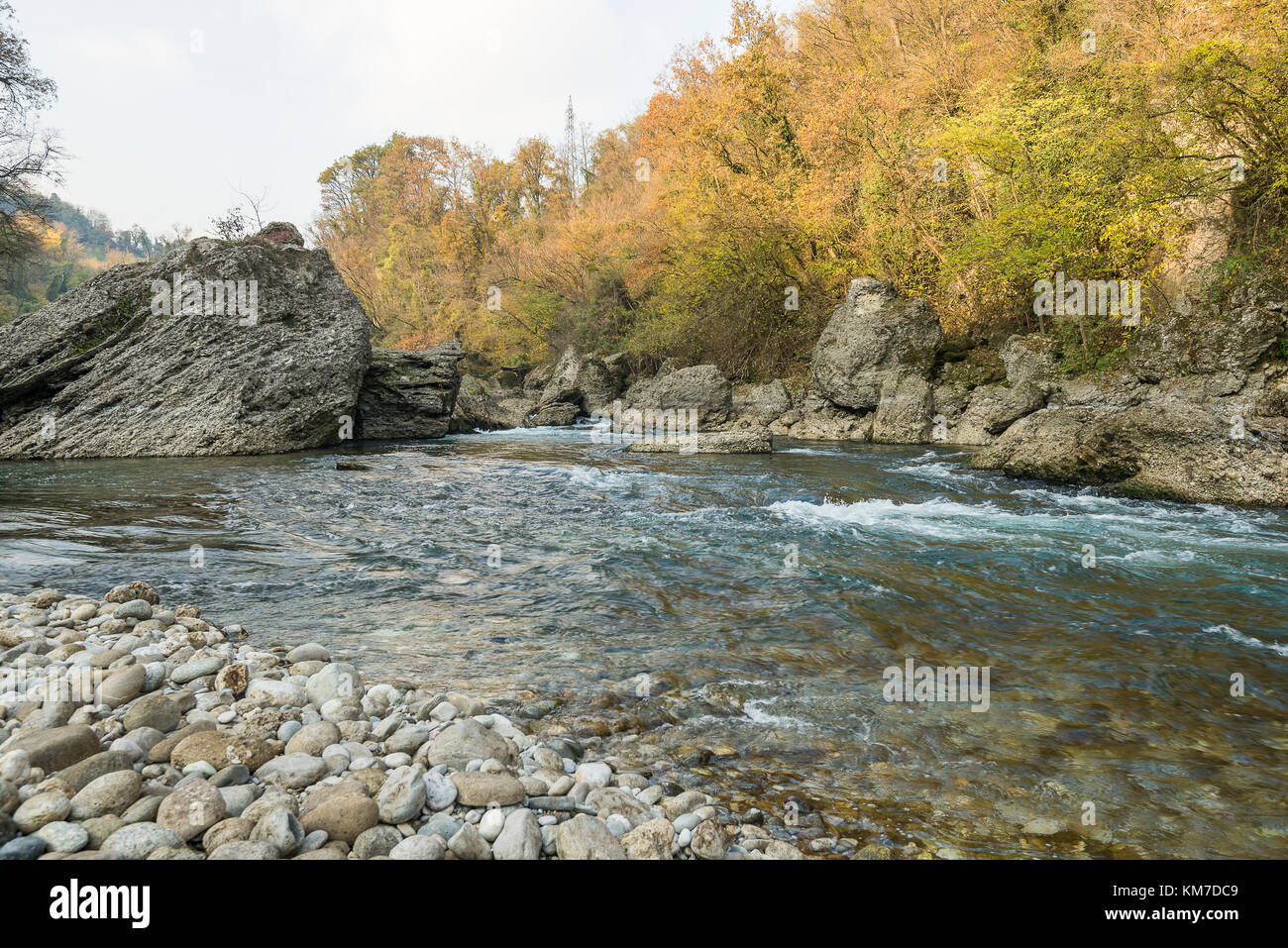 Blick auf den Fluss Adda von einem felsigen Strand Stockfoto