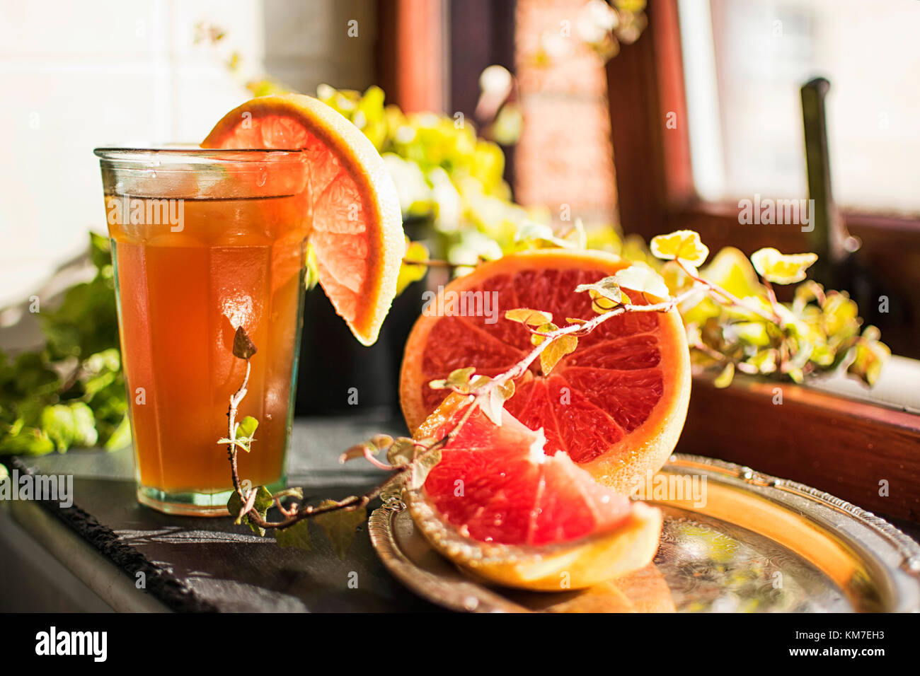 Grapefruitsaft und Schichten im Sonnenlicht Stockfoto