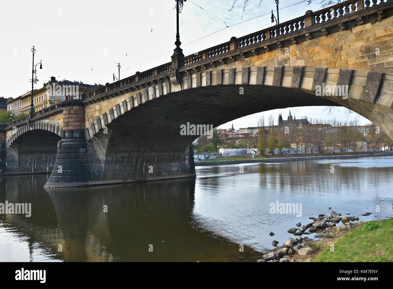 Herbst, die Brücke von legia in Prag. Stadt Landschaft in der Hauptstadt der Tschechischen Republik. Stockfoto