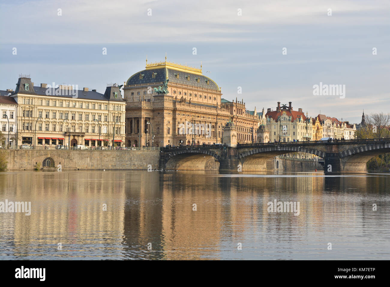 National Theater und die Brücke von legia in Prag. Der moldau Damm in der Hauptstadt der Tschechischen Republik. Stockfoto