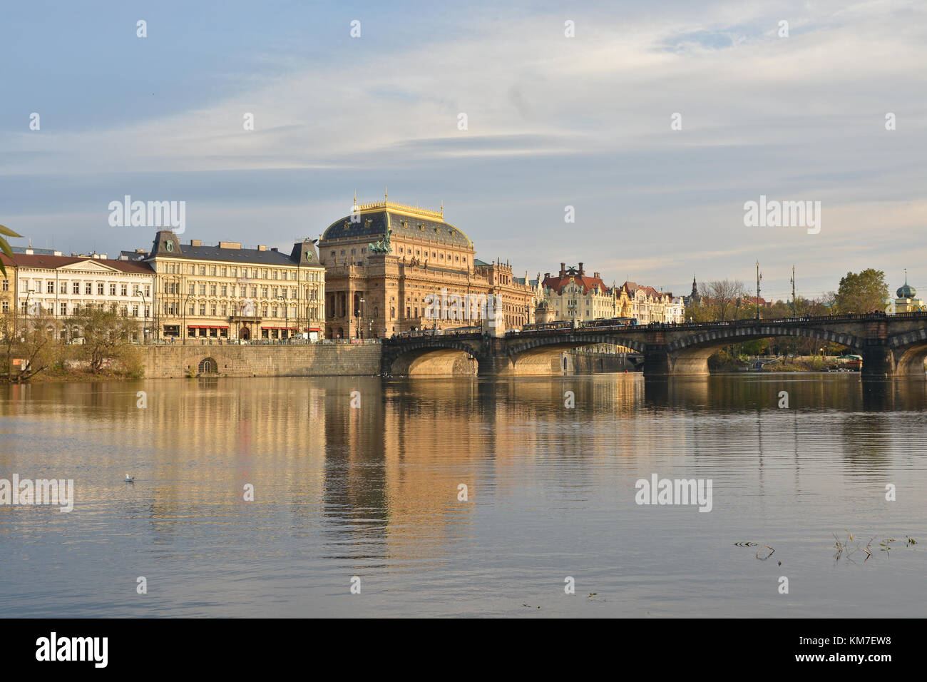 National Theater und die Brücke von legia in Prag. Der moldau Damm in der Hauptstadt der Tschechischen Republik. Stockfoto