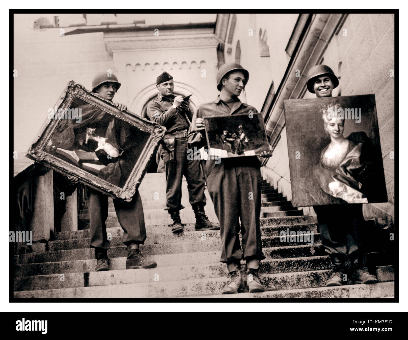 NAZI-BEUTESCHATZ WW2 1945 amerikanische Truppen auf Schloss Neuschwanstein Bayern Entfernen von Kunstwerken, die von den Nazi-Truppen im zweiten Weltkrieg geplündert wurden 2. Kapitän James Lorimer (2. Von links) spielte eine zentrale Rolle bei der Verwahrung der Identifizierung und Rückkehr Stockfoto