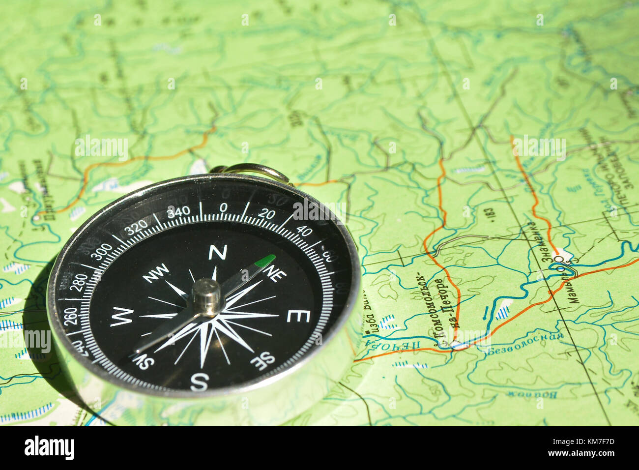 Nicht in die Reise gehen verloren! Der Kompass liegt auf einer topographischen Karte. Stockfoto