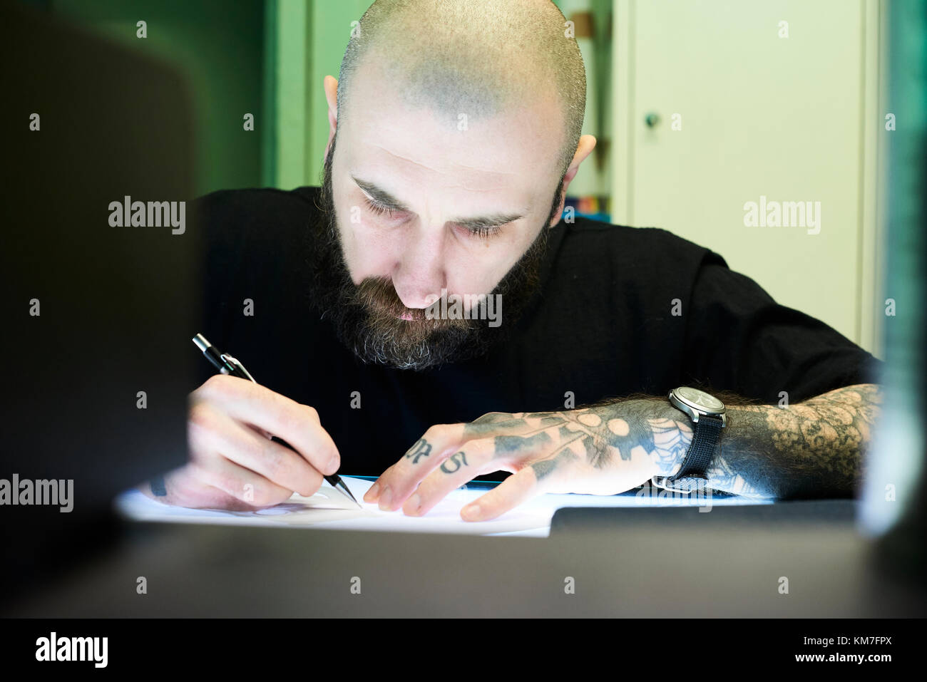 London, UK, Tattoo Künstler bei der Arbeit in seinem lokalen Business Studio, Tätowierer Stockfoto