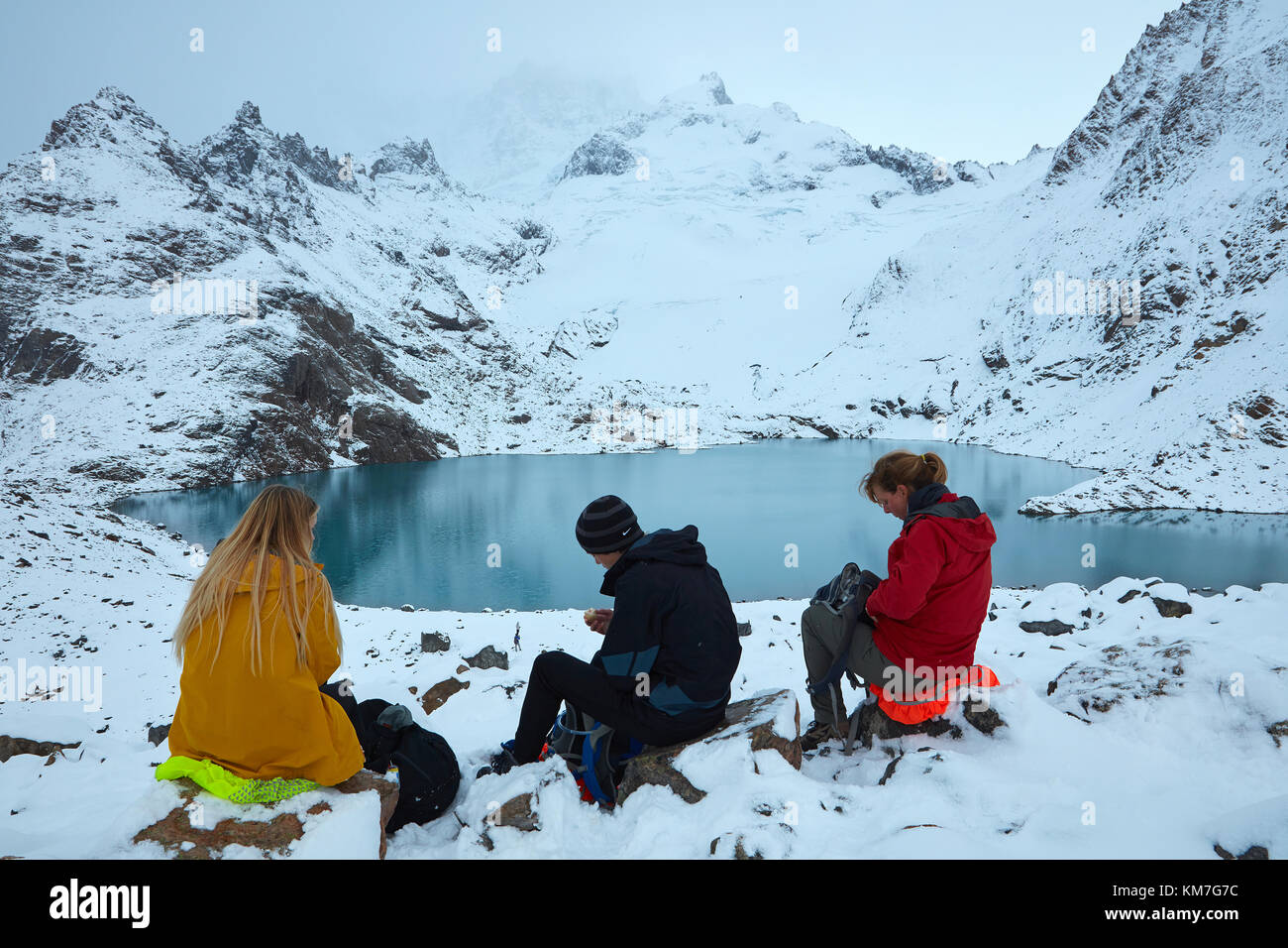 Wanderer im Schnee an der Laguna de los Tres, Parque Nacional Los Glaciares (World Heritage Area), Patagonien, Argentinien, Südamerika (mr) Stockfoto