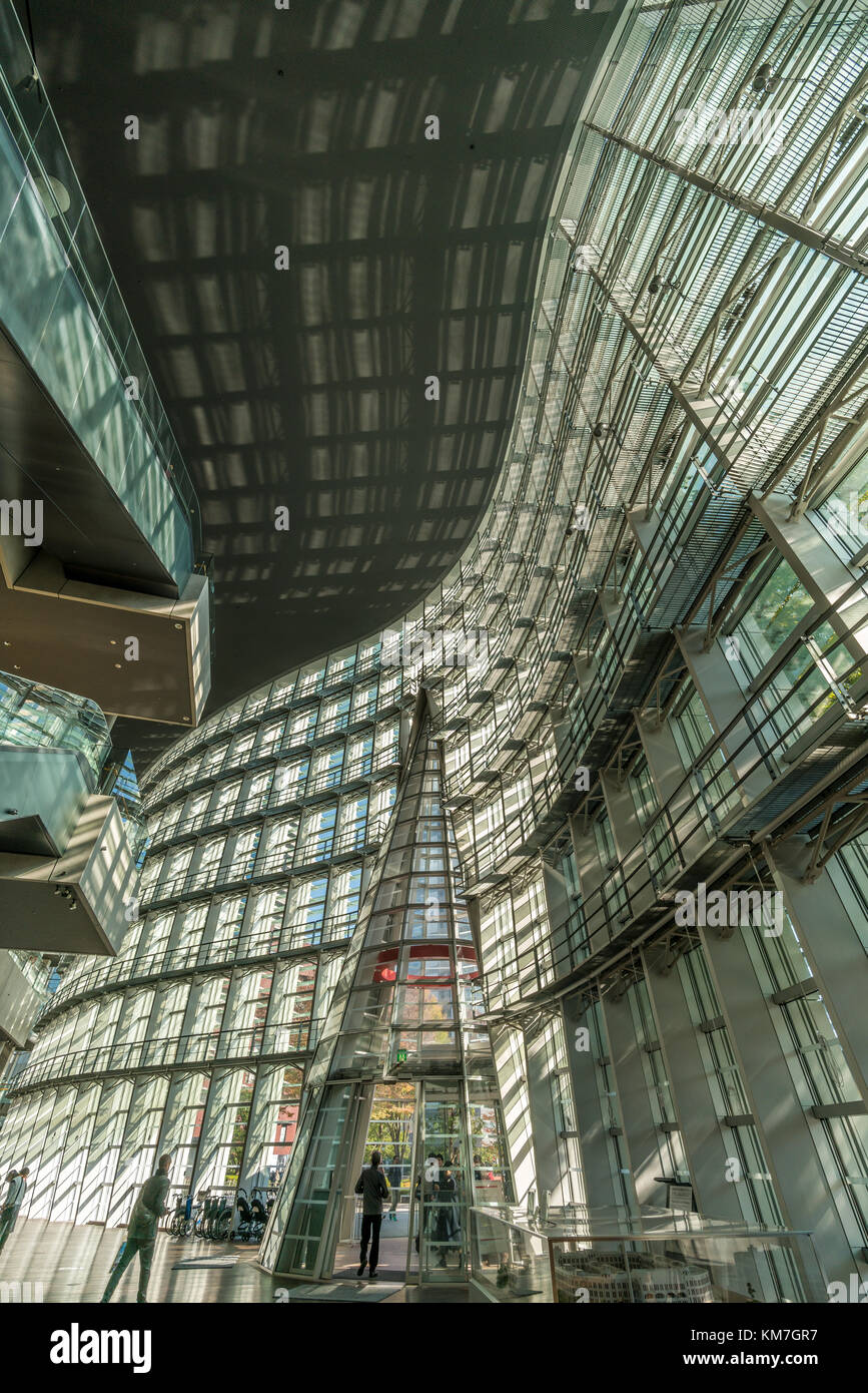 Innenansicht des National Art Center Tokyo (NIST) (Kokuritsu Shin-Bijutsukan). Von Kisho Kurokawa, in Roppongi, Tokyo konzipiert Stockfoto