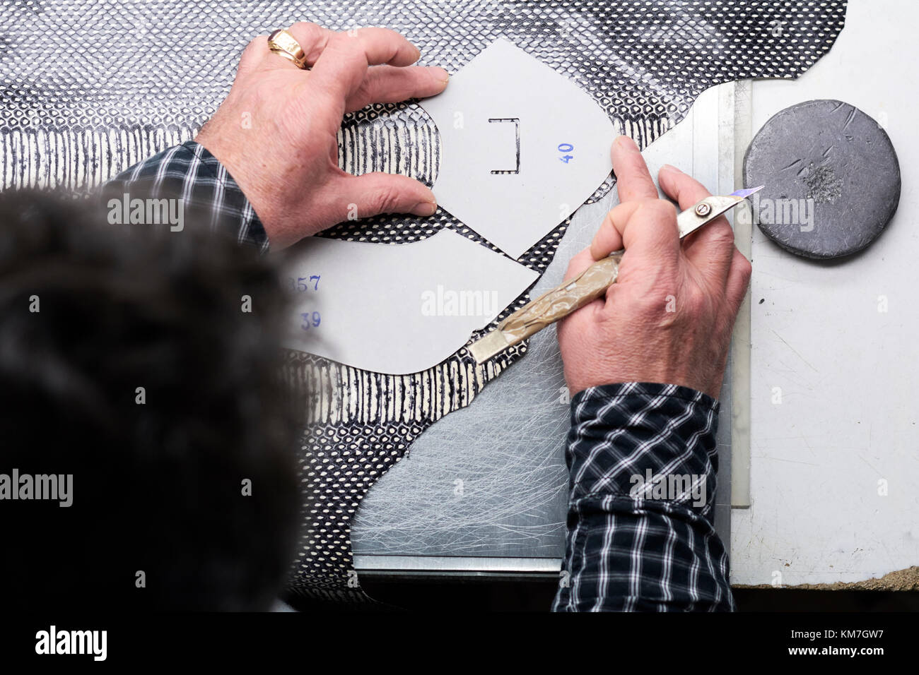 Handwerkliche Herstellung aus Leder Schuhe in seinem Atelier Stockfoto