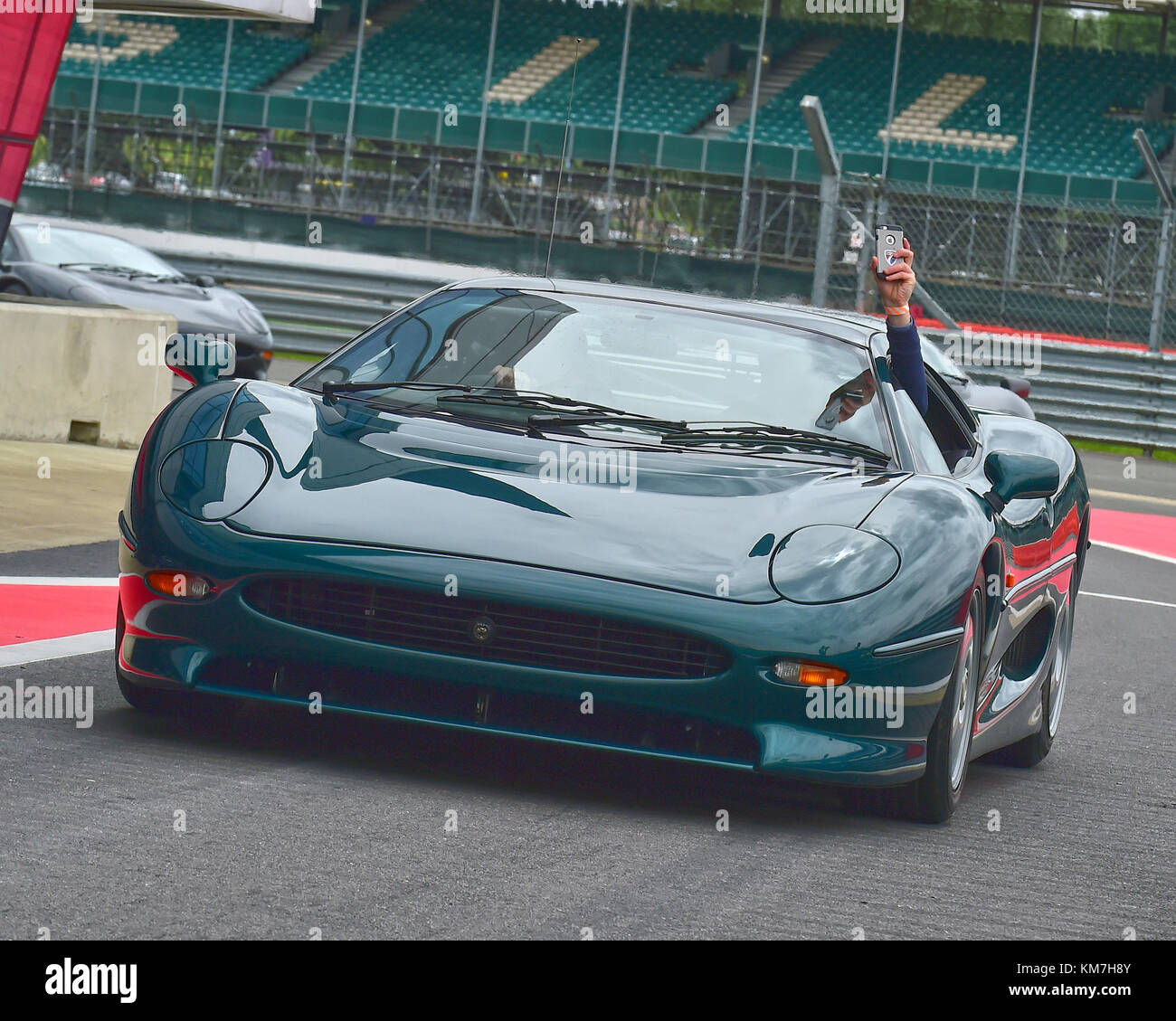 Jaguar XJ 220, XJ 220, Silverstone Classic, Juli 2017, Silverstone, Chris McEvoy, Rundstrecke, Cjm - Fotografie, klassische Rennwagen, Wettbewerb, Hi Stockfoto