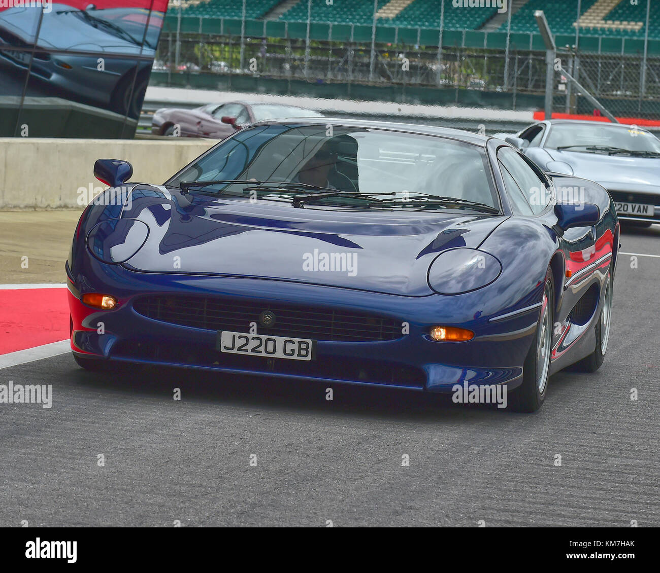 Jaguar XJ 220, XJ 220, Silverstone Classic, Juli 2017, Silverstone, Chris McEvoy, Rundstrecke, Cjm - Fotografie, klassische Rennwagen, Wettbewerb, Hi Stockfoto