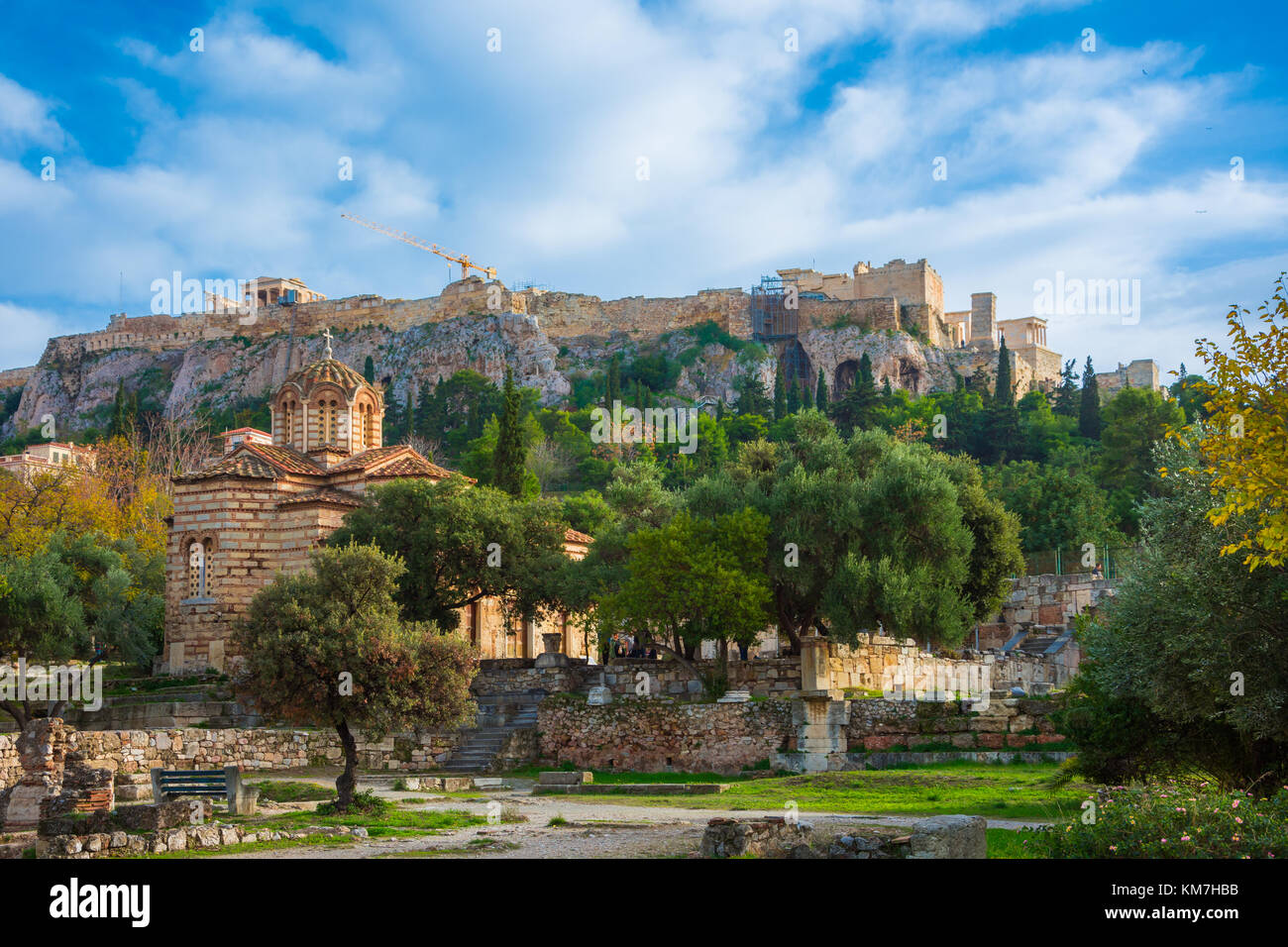 Die Akropolis mit dem Parthenon. Blick vom Alten Markt (Agora) mit Ruinen der berühmten klassischen griechischen Zivilisation, Athen, Griechenland. Stockfoto