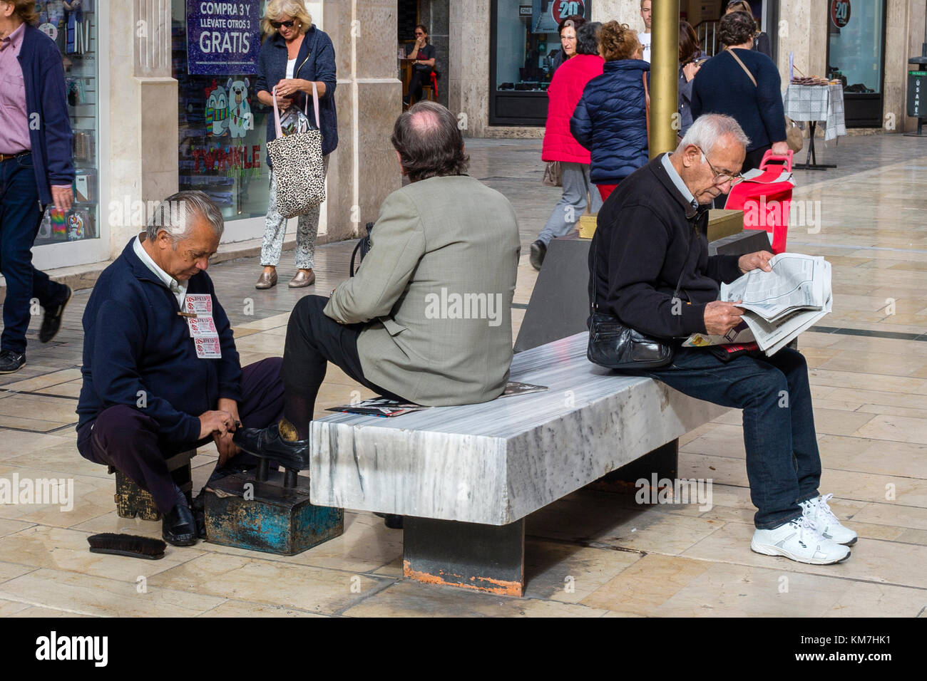 Der Mensch seine Schuhe in glänzte auf der Straße, in Malaga, Spanien Stockfoto