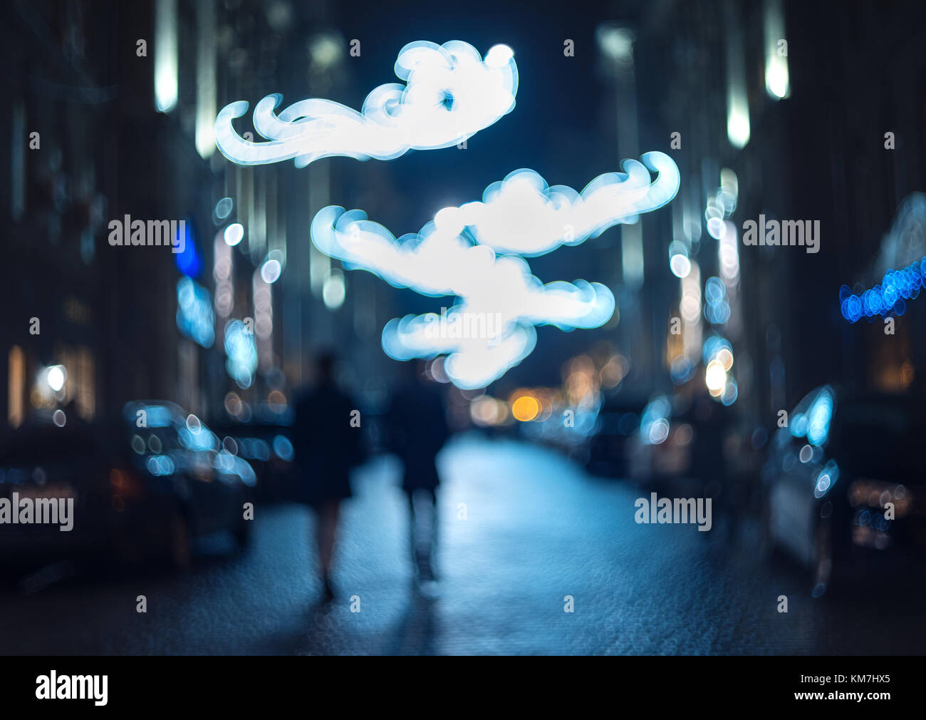 Verschwommen Stadt bei Nacht. Bokeh. Schöne Zusammenfassung Hintergrund mit Defokussierten Gebäude, Autos, City Lights, Leute. Bunte bokeh Hintergrund mit städtischen Stockfoto