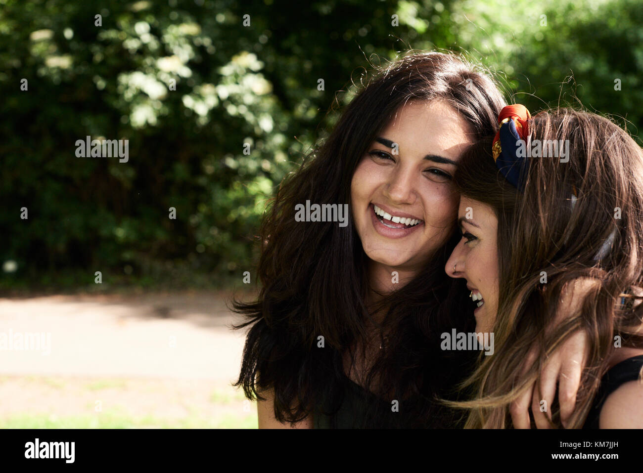 Uk, London, Hampstead Heath Park, Porträt zweier Freunde, Freunde Picknick im Park Stockfoto