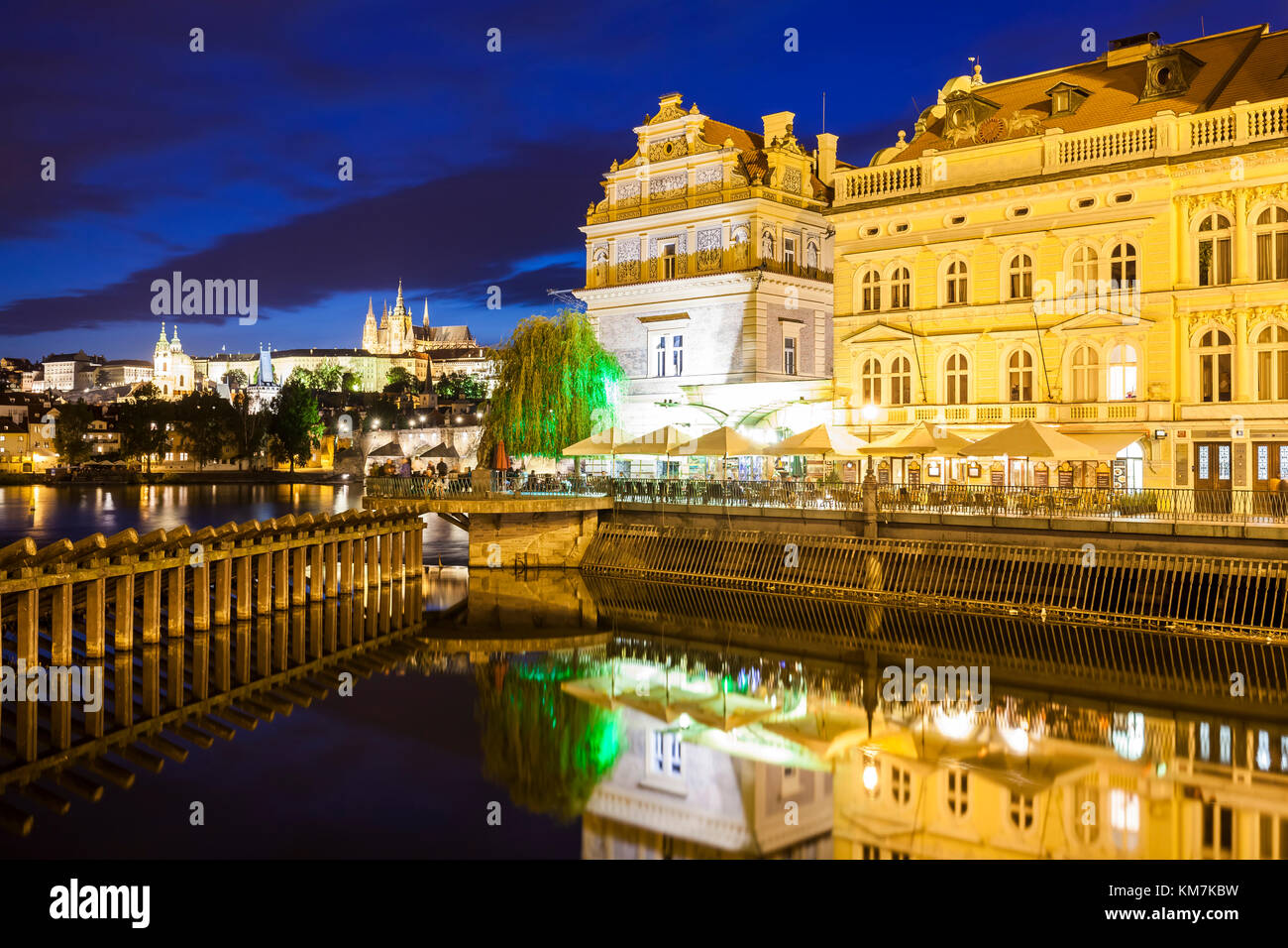 Tschechien, Prag, Stadtansicht, Moldau, Hradschin, Burg, Burganlage, Bedrich Smetana Museum, Klub Club Restaurant Lavka, Nachtleben Stockfoto