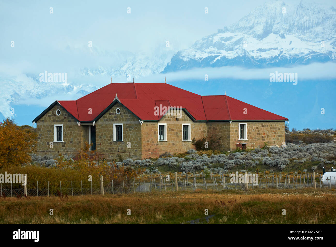 Bauernhaus und Berg in der Nähe von El Chalten, Patagonien, Argentinien, Südamerika Stockfoto