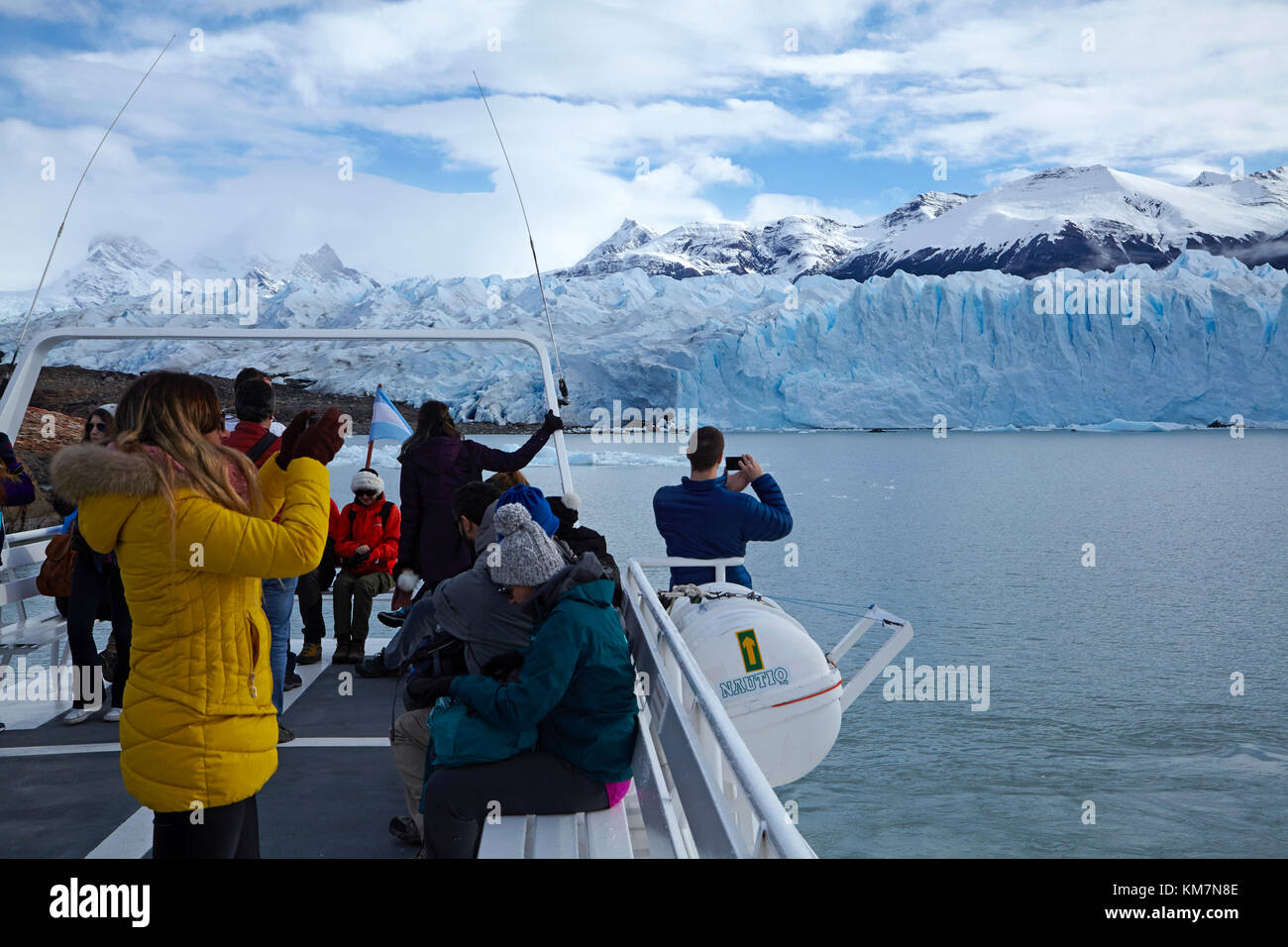 Touristen auf Boot und Perito Moreno Gletscher, Parque Nacional Los Glaciares (World Heritage Area), Patagonien, Argentinien, Südamerika Stockfoto