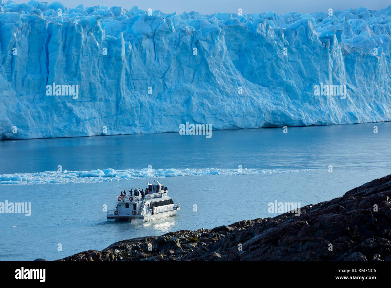 Touristenboot und Perito Moreno Gletscher, Parque Nacional Los Glaciares (World Heritage Area), Patagonien, Argentinien, Südamerika Stockfoto