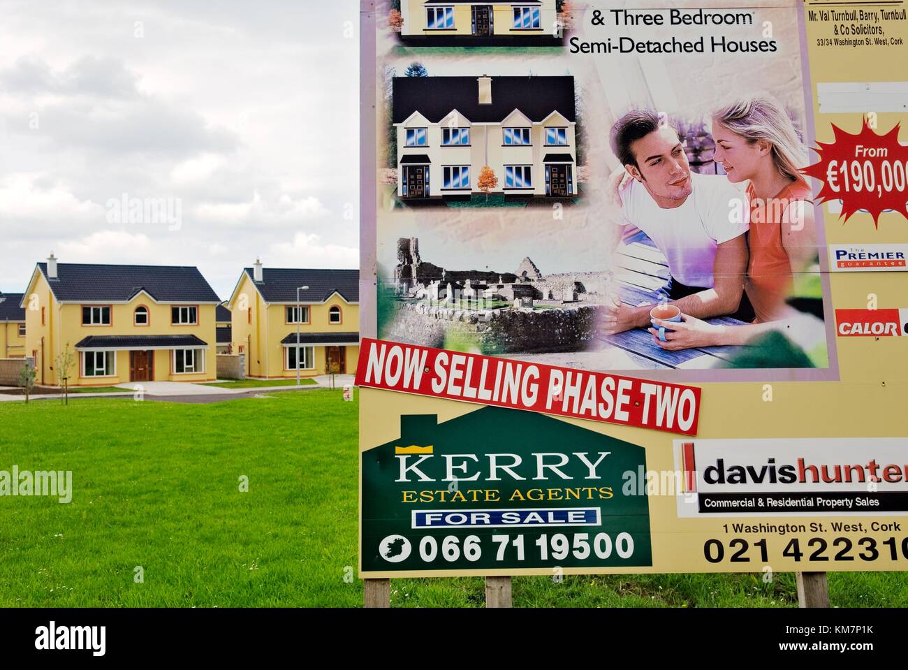 Neu errichtete Einfamilienhäuser in Wohnsiedlungen im Dorf Abbeydorn, County Kerry Irland. Zum Verkauf Stockfoto