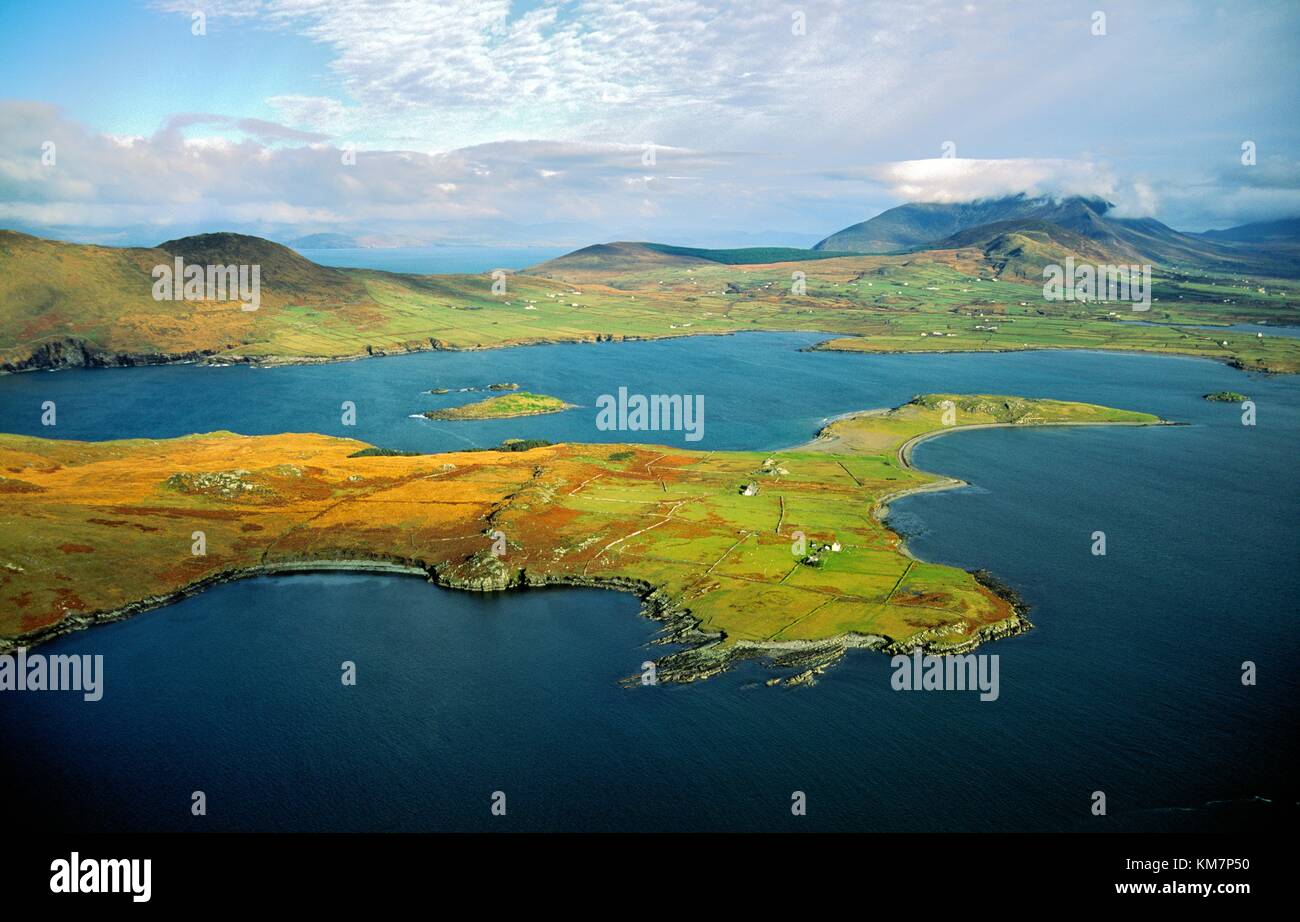 Aus der Vogelperspektive über Beanish Island in Richtung Dorf Cahirsiveen auf der Iveragh Peninsula im County Kerry, Irland Stockfoto