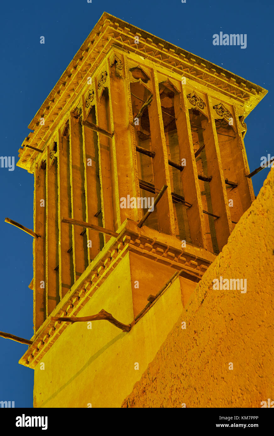 Schönen mittelalterlichen badgirs sind die wichtigsten Sehenswürdigkeiten der Altstadt von Yazd, Iran Stockfoto