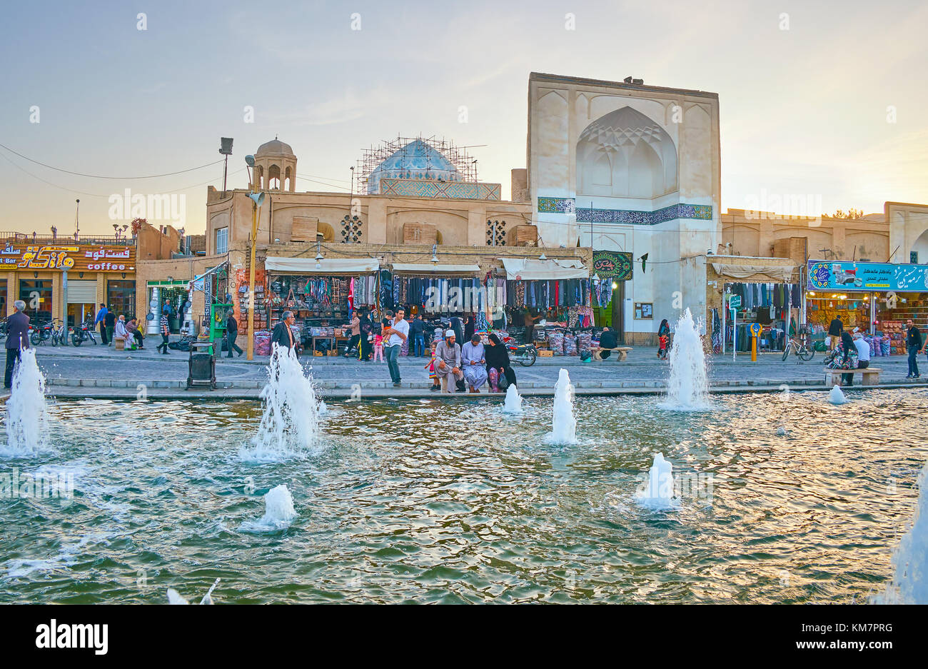 YAZD, IRAN - 17. OKTOBER 2017: Amir Chakhmaq Square ist die zentrale touristische Platz mit zahlreichen Marktständen, Cafés und Bänke rund um Brunnen, auf der O Stockfoto