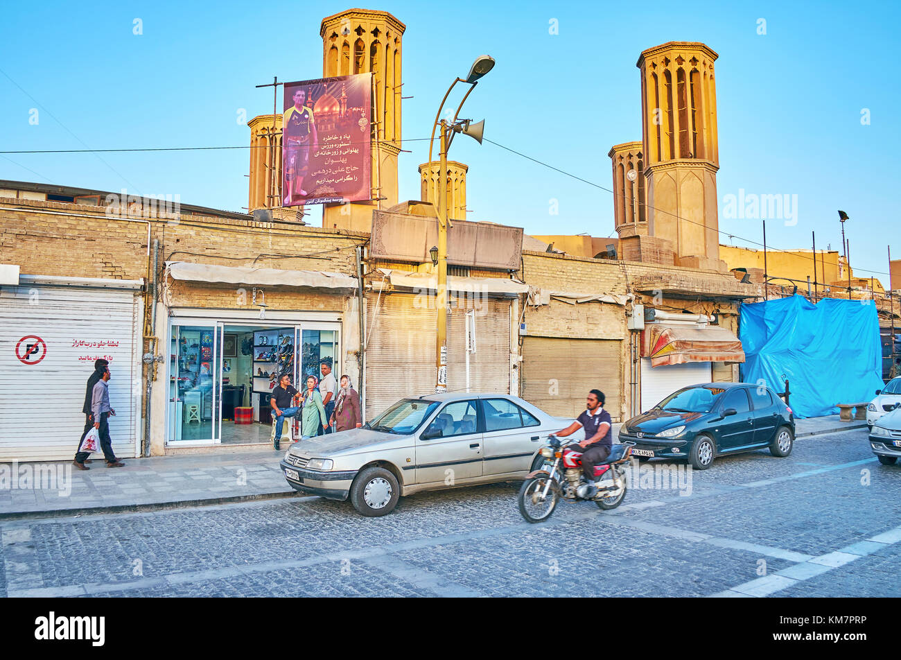 YAZD, IRAN - 17. OKTOBER 2017: Beliebte Saheb ein Zaman Club Zurkhaneh in mittelalterlichen Wasserbehälter Gebäude mit fünf Mud-brick, Octob badgirs Stockfoto