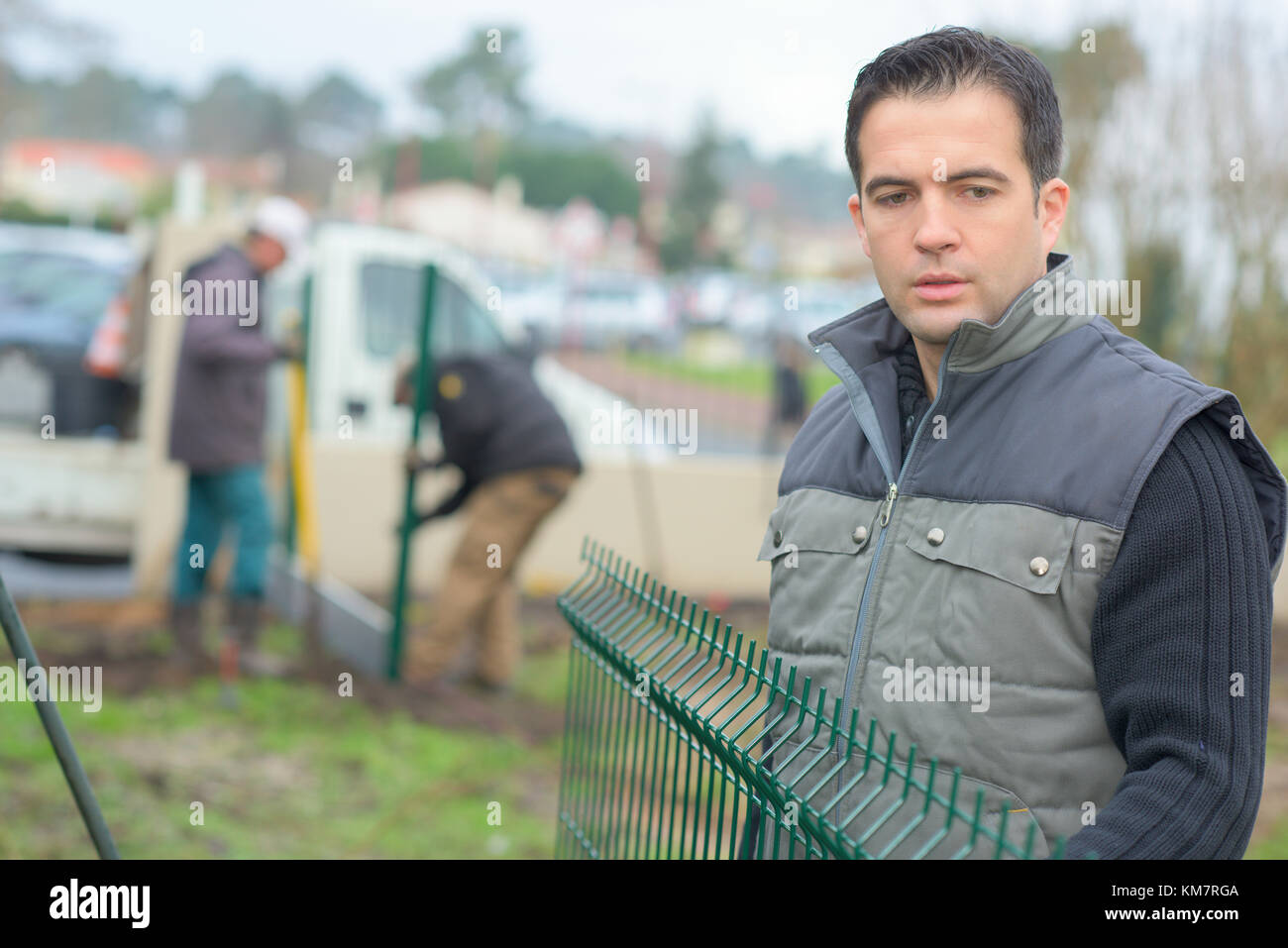 Hand, die OA-grünen Zaun Stockfoto