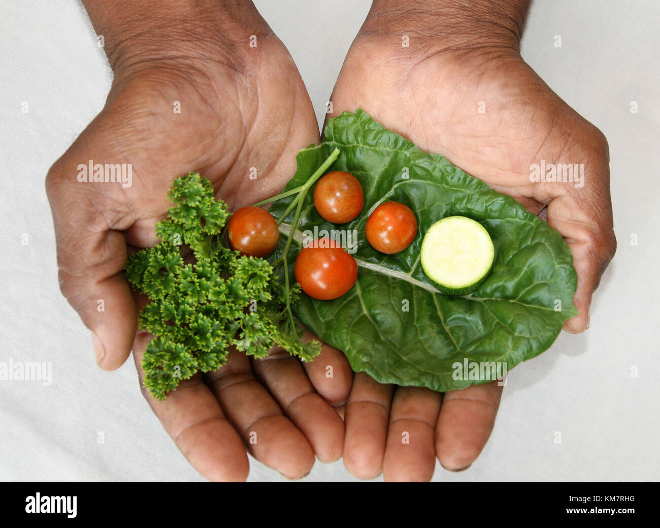 Afrikanischer mann Hände halten Essen Stockfoto
