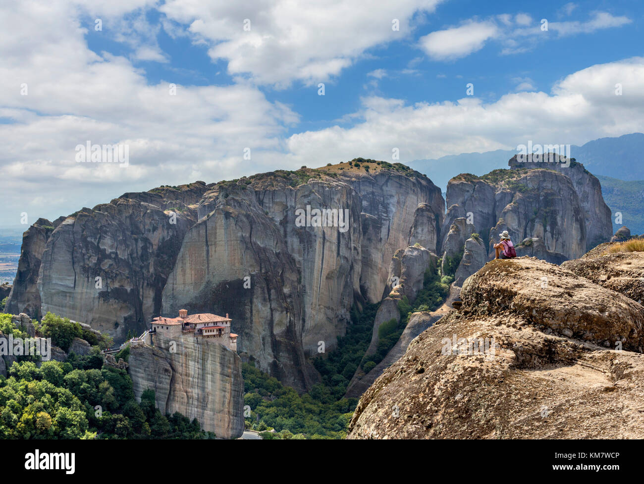 Touristische mit Blick auf das Kloster Roussanou, Meteora Klöster, Kalambaka, Griechenland Stockfoto