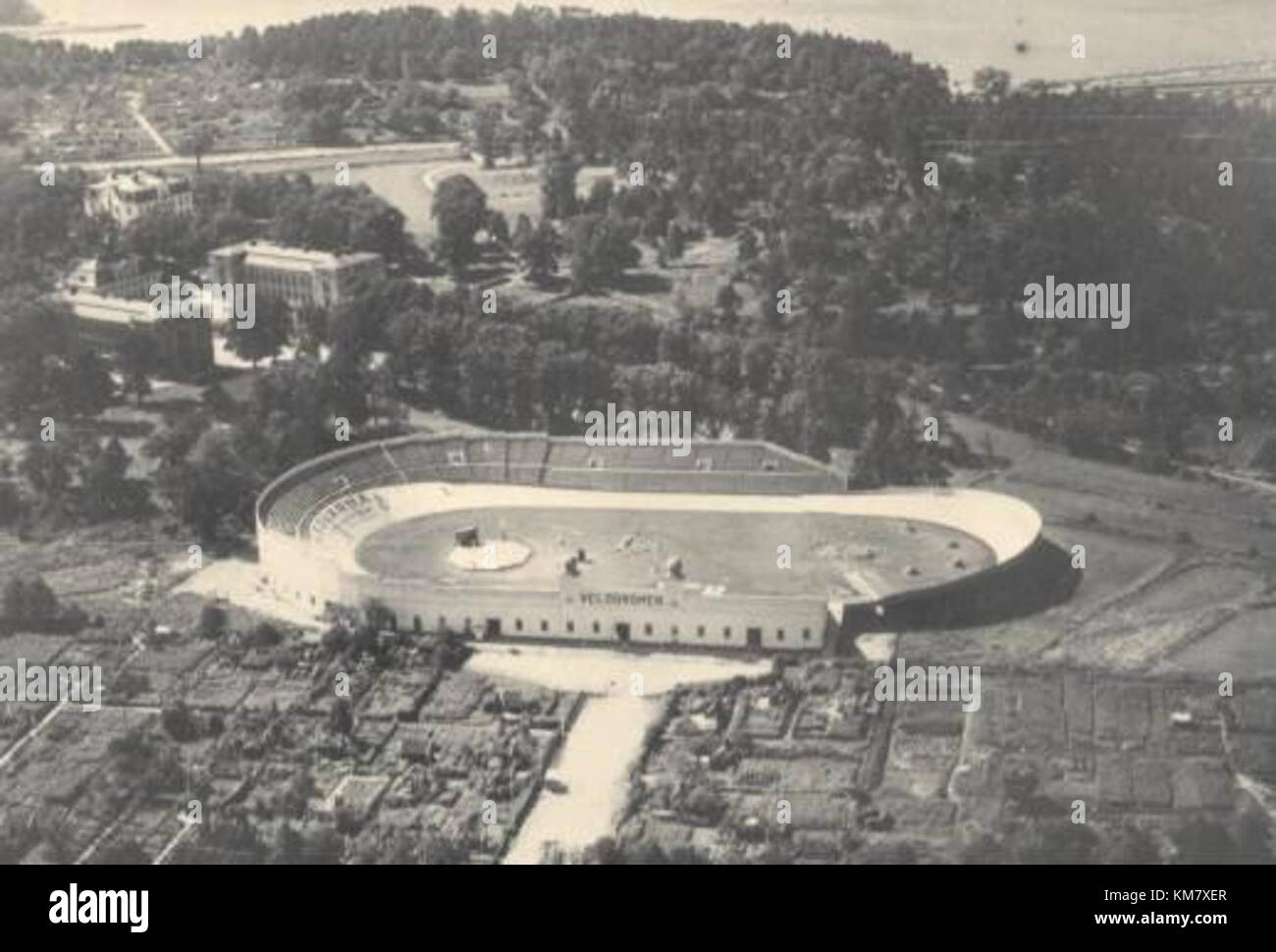 Hornsbergsvelodromen, ein berühmtes Velodrom in Schweden, war ein wichtiger Ort für Radsportveranstaltungen im frühen 20. Jahrhundert. Dieses Foto aus dem Jahr 1923 zeigt den Veranstaltungsort während seiner Spitzennutzung für Wettkampfrennen. Stockfoto