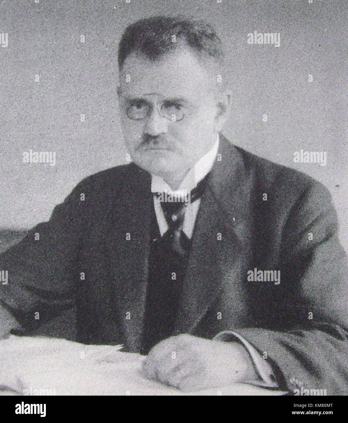 Dieses Bild zeigt Henning Elmquist, eine bemerkenswerte Figur in der schwedischen Sportgeschichte, die vor allem für seine Leistungen in der Leichtathletik in den 1930er Jahren bekannt ist Seine Beiträge zu diesem Feld sind in der schwedischen Sportkultur noch immer in Erinnerung. Stockfoto