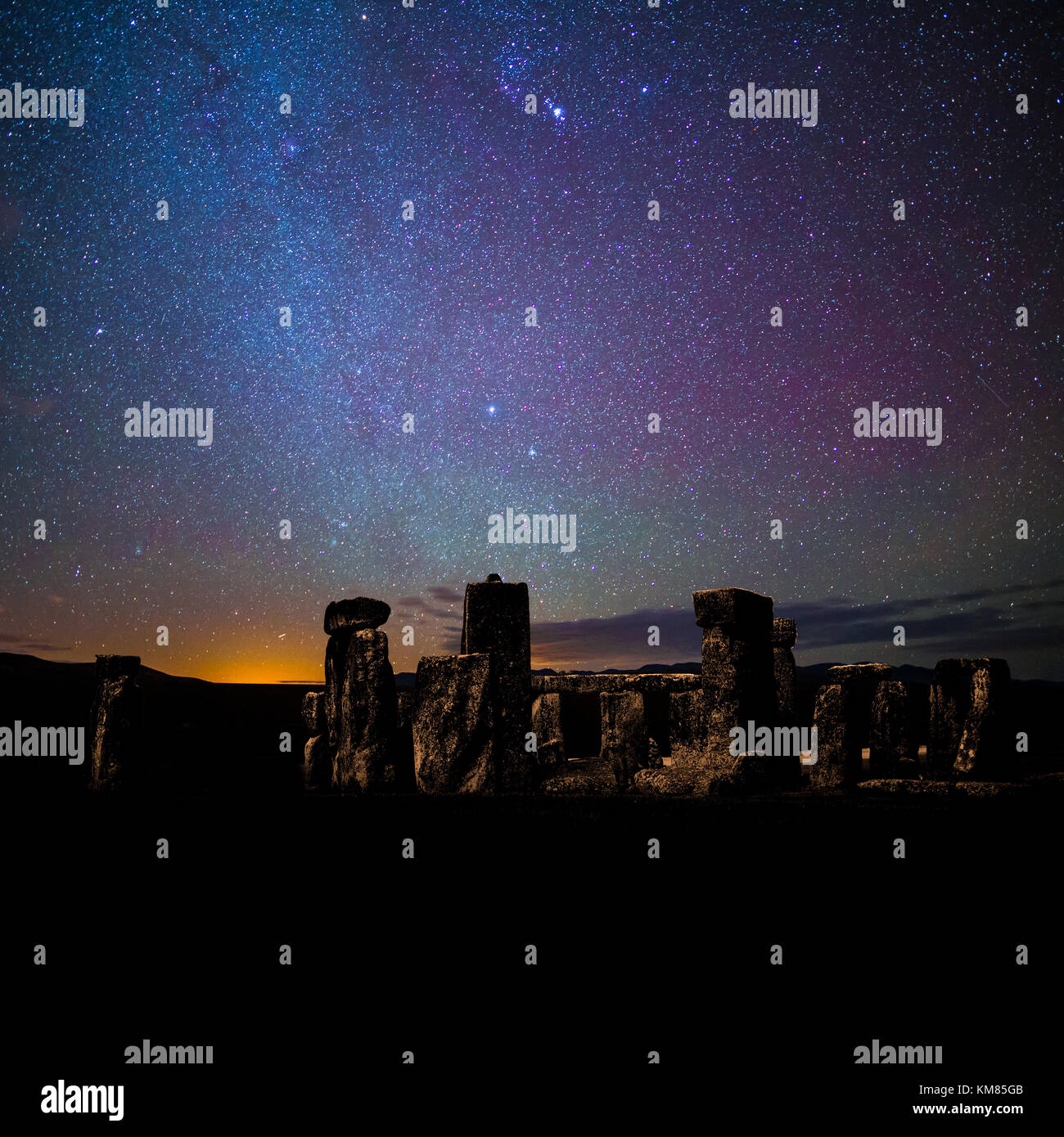 Stonehenge Wiltshire, England und Sterne in der Nacht Stockfoto