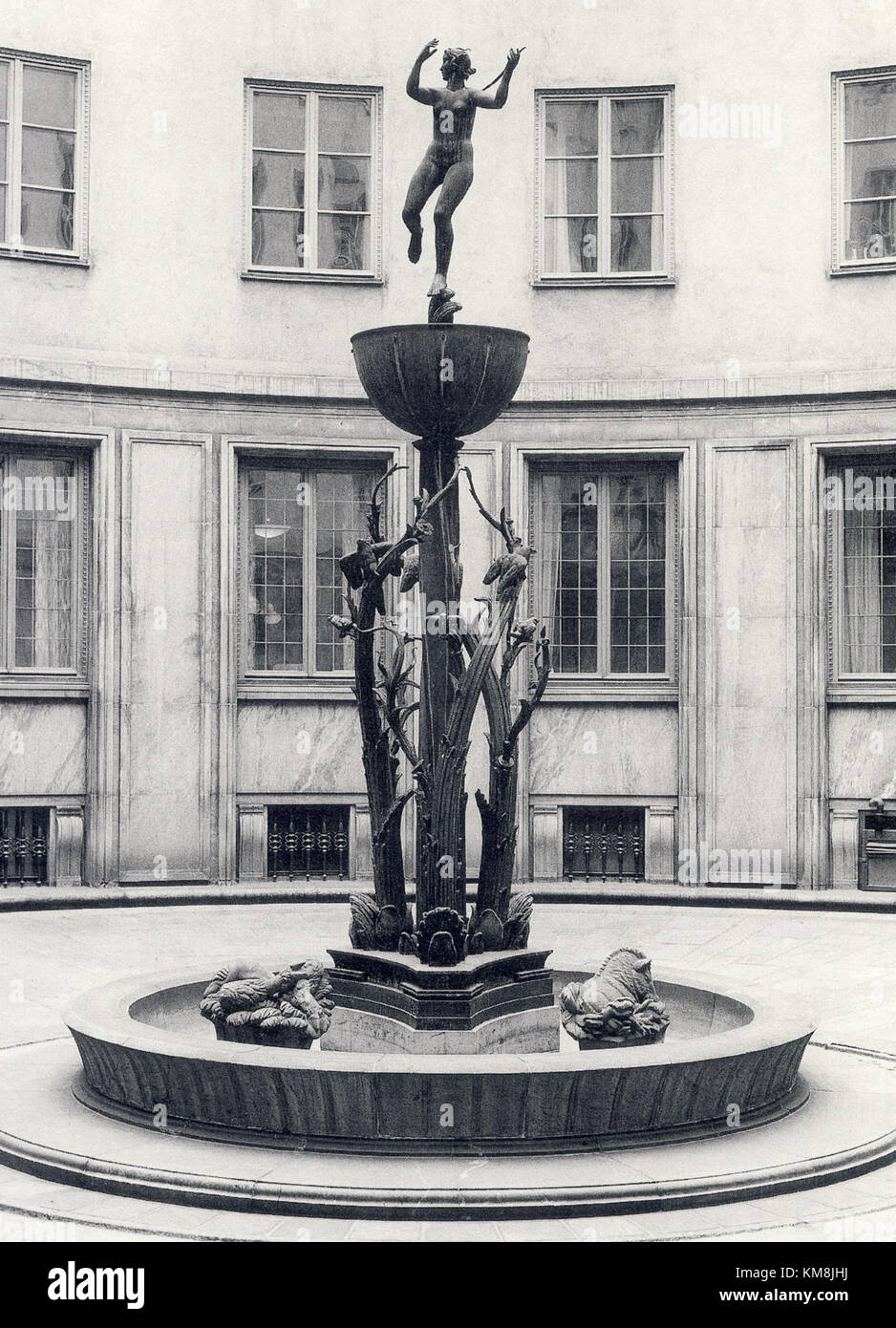 Die *Milles Diana I* ist eine berühmte Skulptur des schwedischen Künstlers Carl Milles, bekannt für ihre Darstellung der römischen Göttin Diana. Es ist eines von Milles' bemerkenswerten Werken im Bereich der mythologischen Kunst. Stockfoto