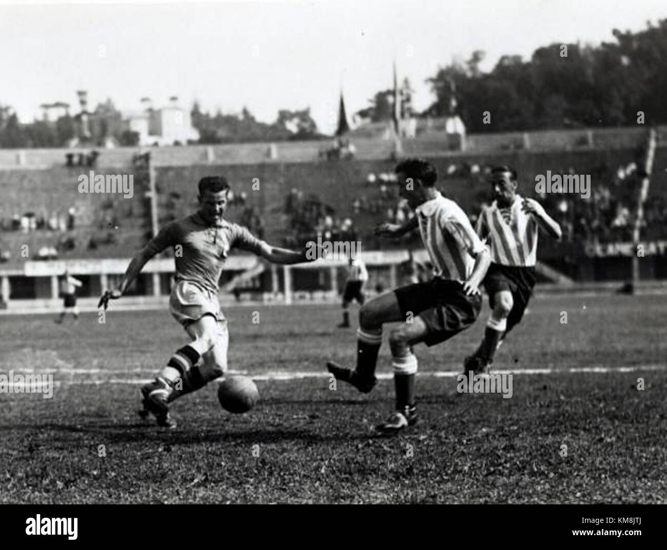Nils Axelsson (1906–1989) war ein schwedischer Fußballverteidiger, der für seine lange Karriere bei Helsingborgs IF bekannt war, wo er 584 Einsätze absolvierte und fünf Allsvenska-Titel sicherte. Er gewann 23 Länderspiele für die schwedische Nationalmannschaft und nahm an der FIFA Fussball-Weltmeisterschaft 1934 Teil. Stockfoto