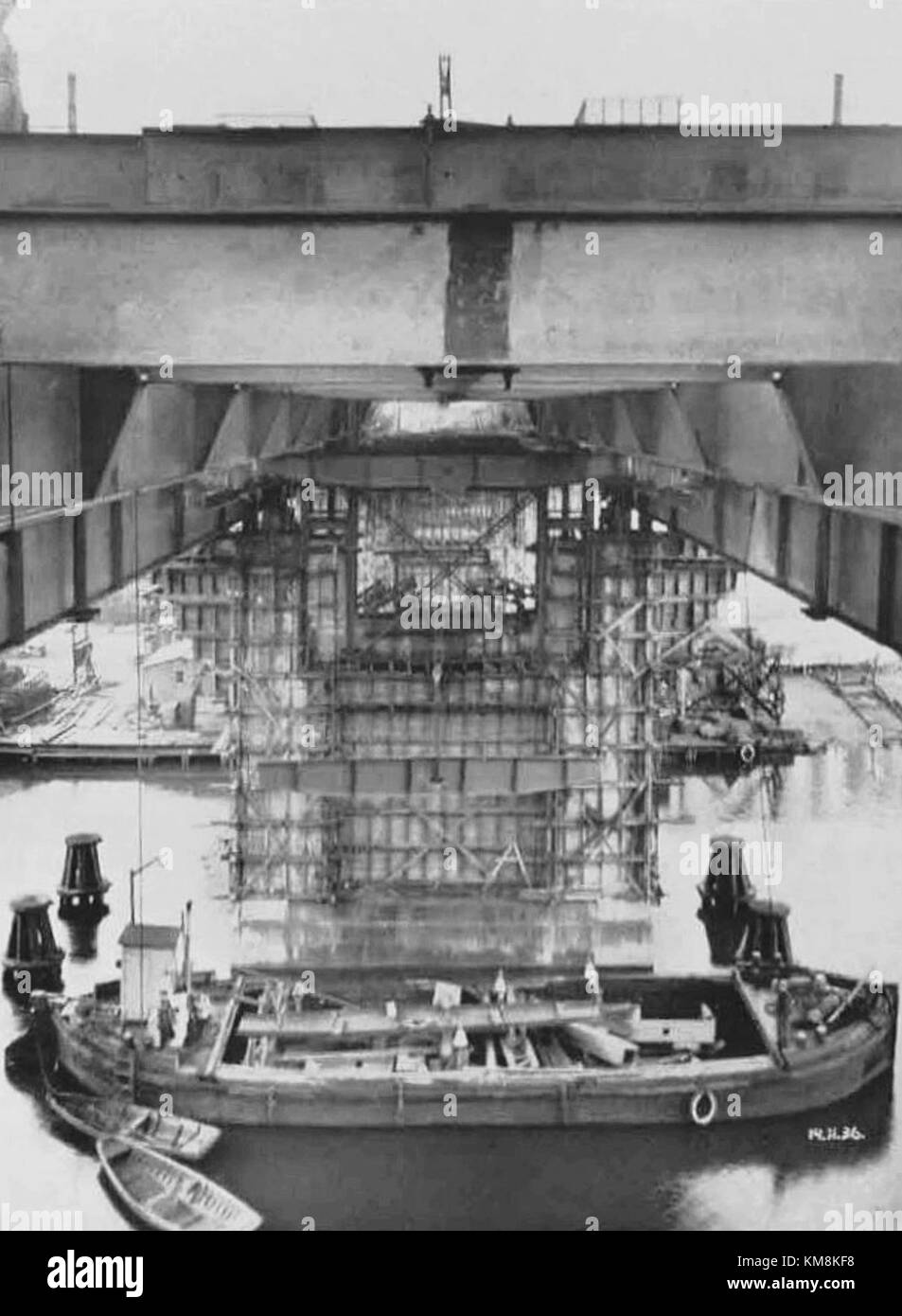 Dieses historische Bild zeigt den Sankt Eriksbron, eine wichtige Brücke in Stockholm, Schweden, aus dem Jahr 1936. Die Brücke hat historischen Wert als Verkehrsverbindung in der Stadtentwicklung. Stockfoto
