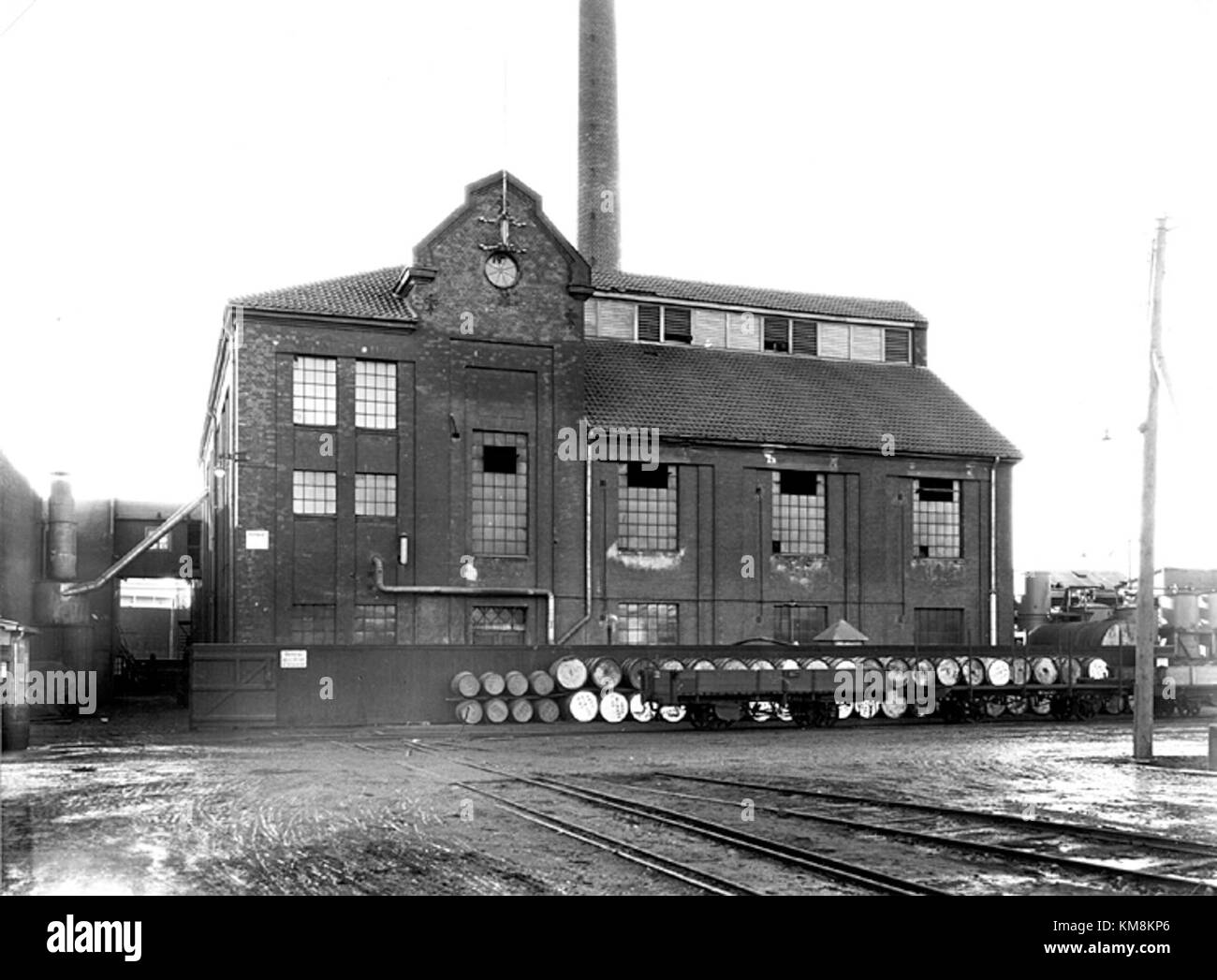 Die Ölfabrik Barlastholmen ist eine Industriestandorte, die für ihre Ölproduktionsprozesse bekannt ist. Die Fabrik spielt eine Rolle in der lokalen Wirtschaft und trägt zur industriellen Produktion der Region bei. Das Bild zeigt den Umfang und die Infrastruktur des Werks. Stockfoto