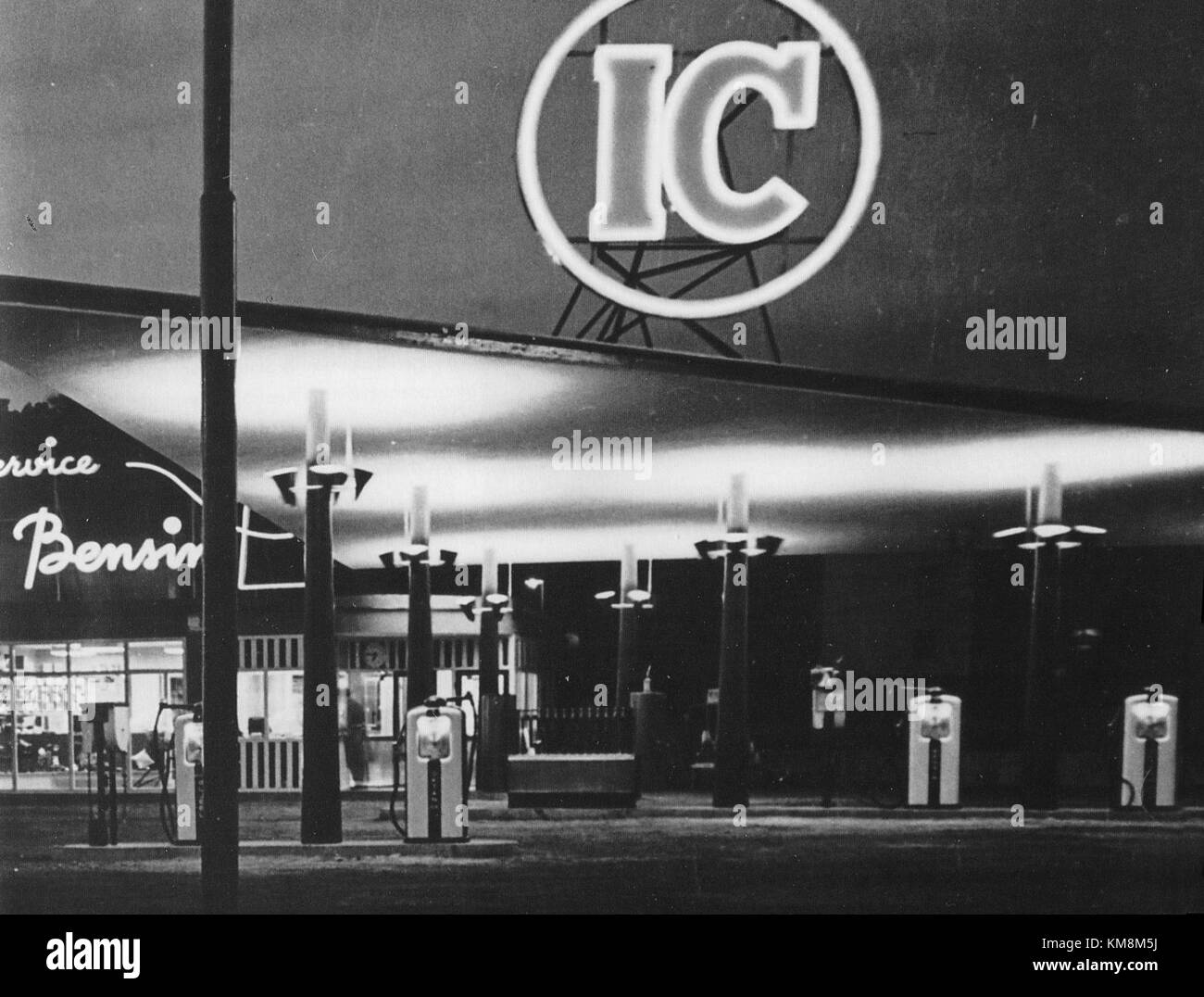 Dies ist ein historisches Foto einer IC-Tankstelle in Brommaplan in Stockholm, Schweden, das 1953 aufgenommen wurde. Das Bild zeigt das Design einer Tankstelle aus der Mitte des 20. Jahrhunderts. Stockfoto