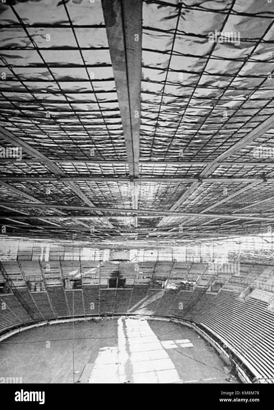 Dieses Bild zeigt die Innendecke von *Hovet*, einer Mehrzweckarena in Stockholm. Das Design verfügt über einzigartige architektonische Elemente, darunter strukturelle Stützen und Akustikplatten, für optimale Leistung. Stockfoto