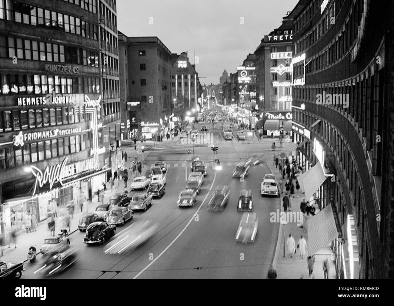 Royal Kungsgatan war 1961 eine geschäftige Straße in Stockholm, Schweden, die für ihre Geschäfte, Geschäfte und das pulsierende Stadtleben bekannt ist. In dieser Zeit war es ein wichtiger kommerzieller und sozialer Bereich. Stockfoto