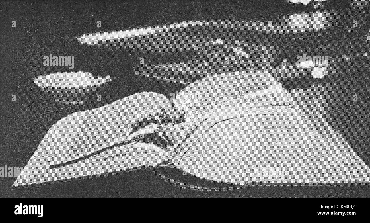 Dieses Bild zeigt die Schäden an einem Gesetzbuch, die wahrscheinlich durch Alter oder falsche Handhabung verursacht werden. Rechtsbücher, die oft wichtige Ressourcen in Rechtssystemen sind, unterliegen im Laufe der Zeit Verschleiß und beeinträchtigen ihre Erhaltung. Stockfoto