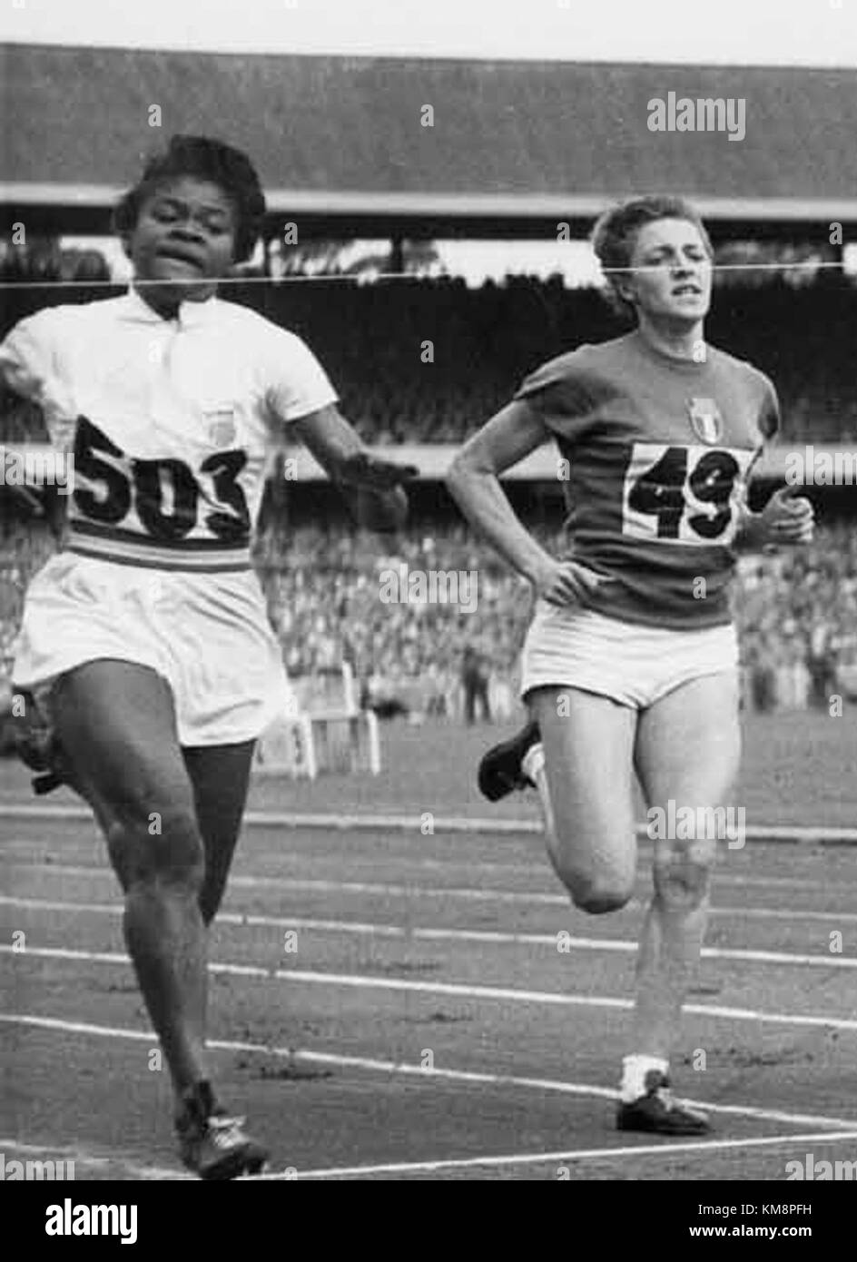 Dieses Bild zeigt Isabelle Daniels und Giuseppina Leone bei den Olympischen Spielen 1956 und hält einen Moment der Athleten während des Wettkampfes fest. Beide waren Teil der Olympischen Spiele und repräsentierten ihre Länder bei internationalen Sportveranstaltungen. Stockfoto
