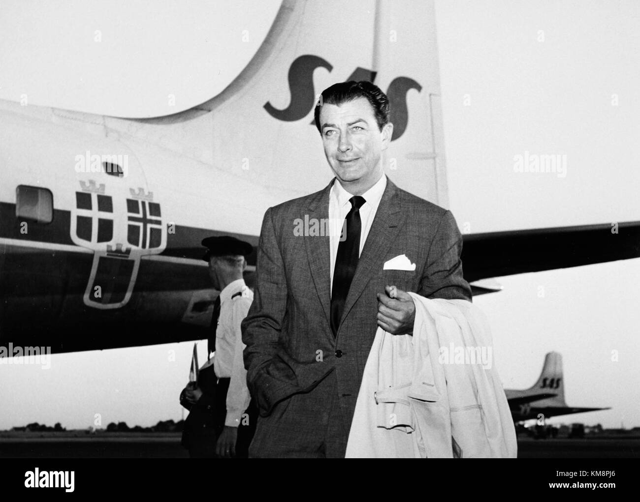 Robert Taylor war ein bekannter US-amerikanischer Schauspieler, der für seine Rollen in Film und Fernsehen bekannt war. Taylors Karriere war hauptsächlich Mitte des 20. Jahrhunderts aktiv und erstreckte sich über mehrere Jahrzehnte, was ihm sowohl in dramatischen als auch in Actionrollen Anerkennung einbrachte. Seine Arbeit in Hollywood machte ihn zu einem der bekanntesten Stars seiner Ära, mit mehreren bemerkenswerten Filmen, die zu seinem dauerhaften Vermächtnis im Kino beitrugen. Stockfoto