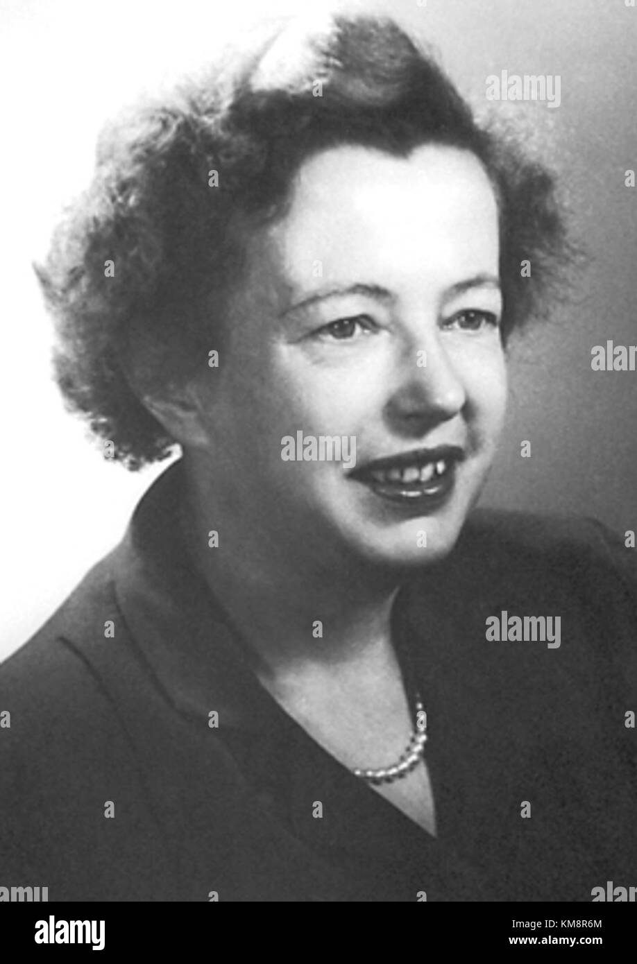 Maria Goeppert Mayer (1906–1972) war eine in Deutschland geborene Physikerin, die 1963 den Nobelpreis für Physik für ihre Entwicklung des Kernschalenmodells erhielt, das die Struktur von Atomkernen beschreibt. Sie war die zweite Frau, die nach Marie Curie den Nobelpreis für Physik erhielt. Mayers Karriere beinhaltete bedeutende Beiträge zur Kernphysik und eine Anstellung am Argonne National Laboratory. Stockfoto
