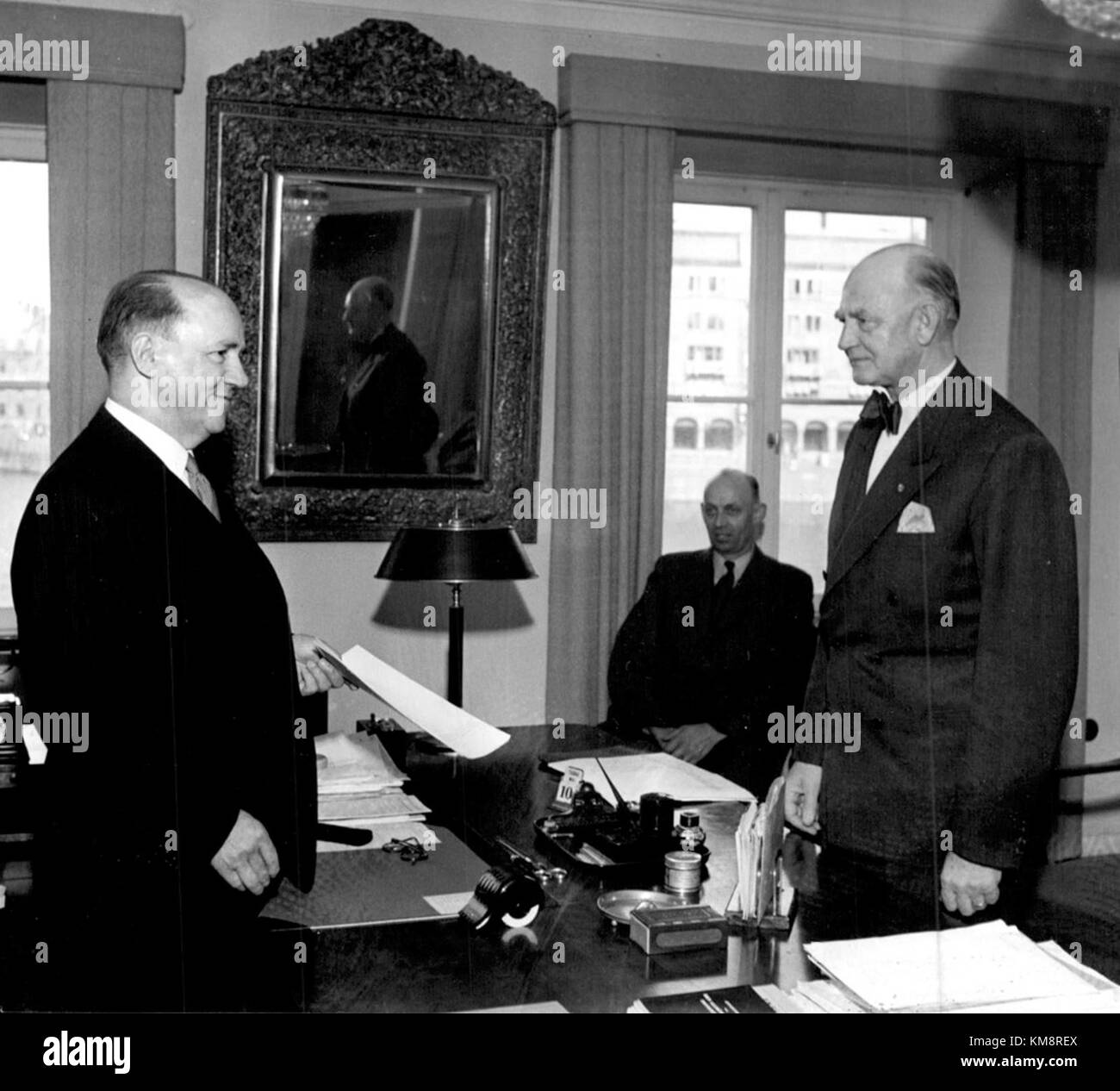Minister Weijne führt Gespräche mit dem Sprecher der Delegation und Gouverneur Lofgren, wobei der Schwerpunkt auf diplomatischen und staatlichen Fragen während eines offiziellen Treffens liegt. Stockfoto