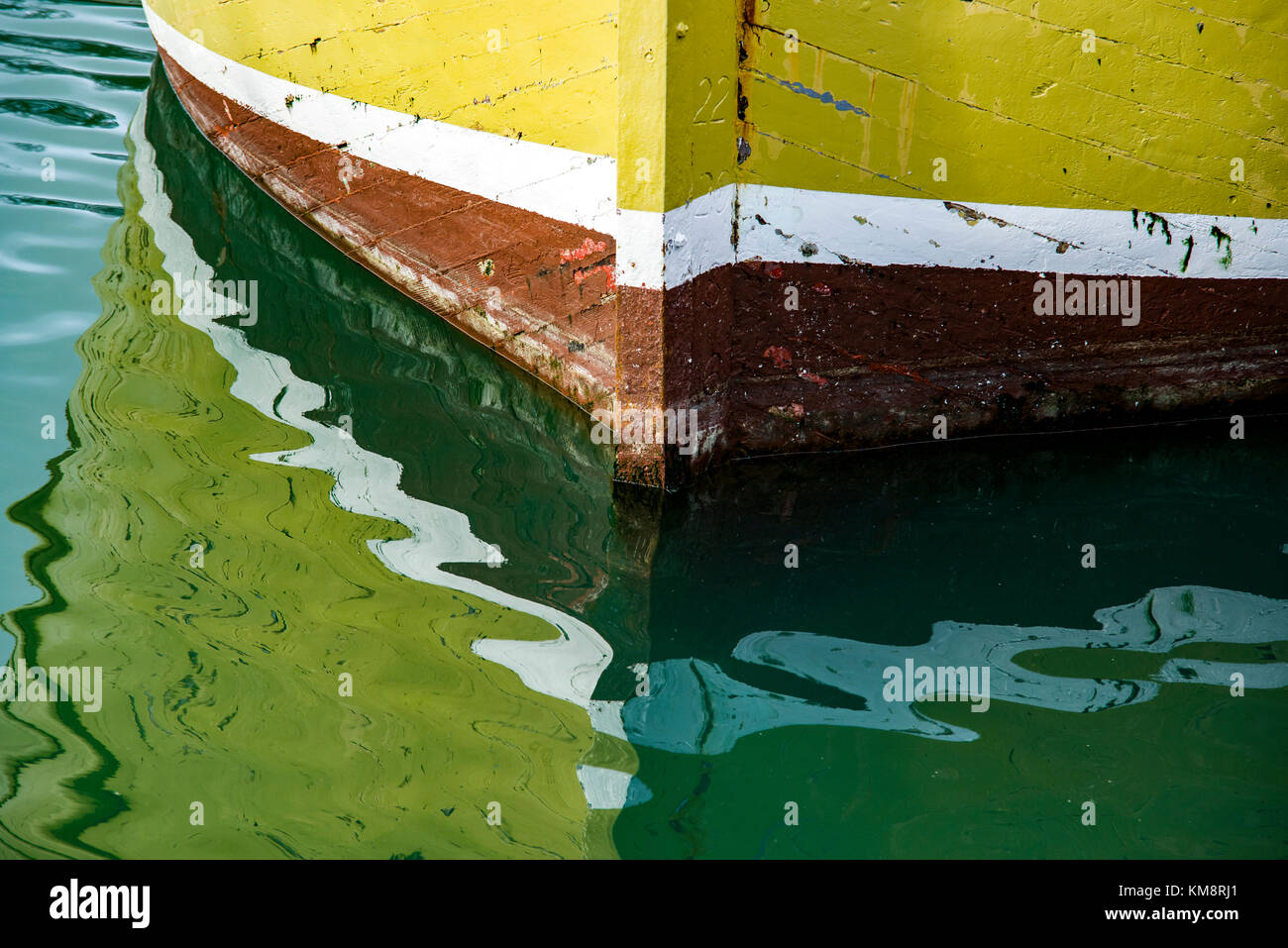 Padstow, Cornwall, South West England, UK 03/12/2017 Das Wetter Bogen geschlagen von einem Fischerboot auf dem ruhigen Wasser in Padstow Hafen widerspiegelt. Stockfoto
