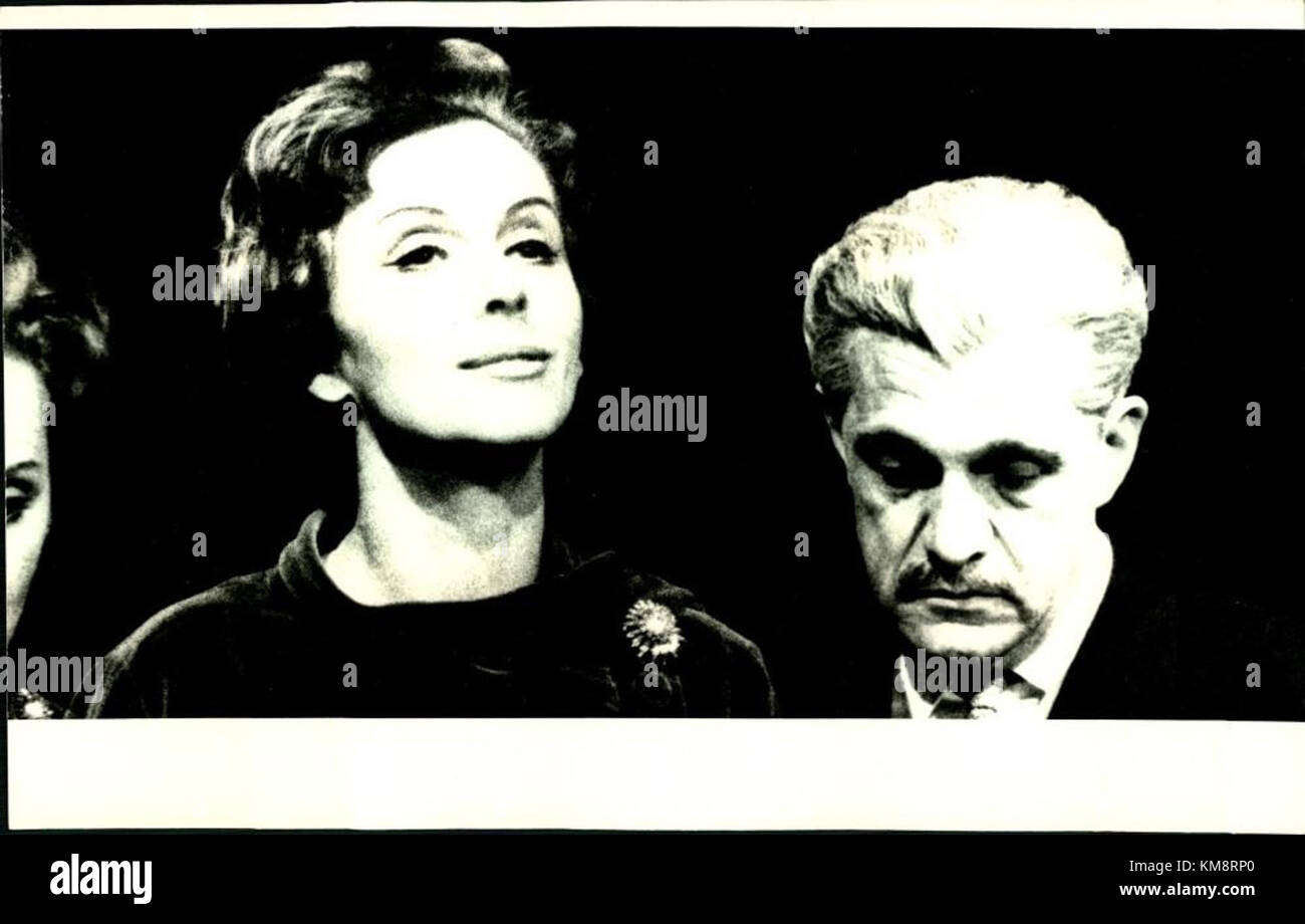 Das Bild zeigt Marianne Aminoff und Ragnar Falck in der Performance von „A Scent of Flowers“. Das Stück, wahrscheinlich ein dramatisches oder romantisches Stück, zeigt die beiden Schauspieler in Schlüsselrollen und erweckt die Charaktere der Geschichte zum Leben auf der Bühne. Stockfoto