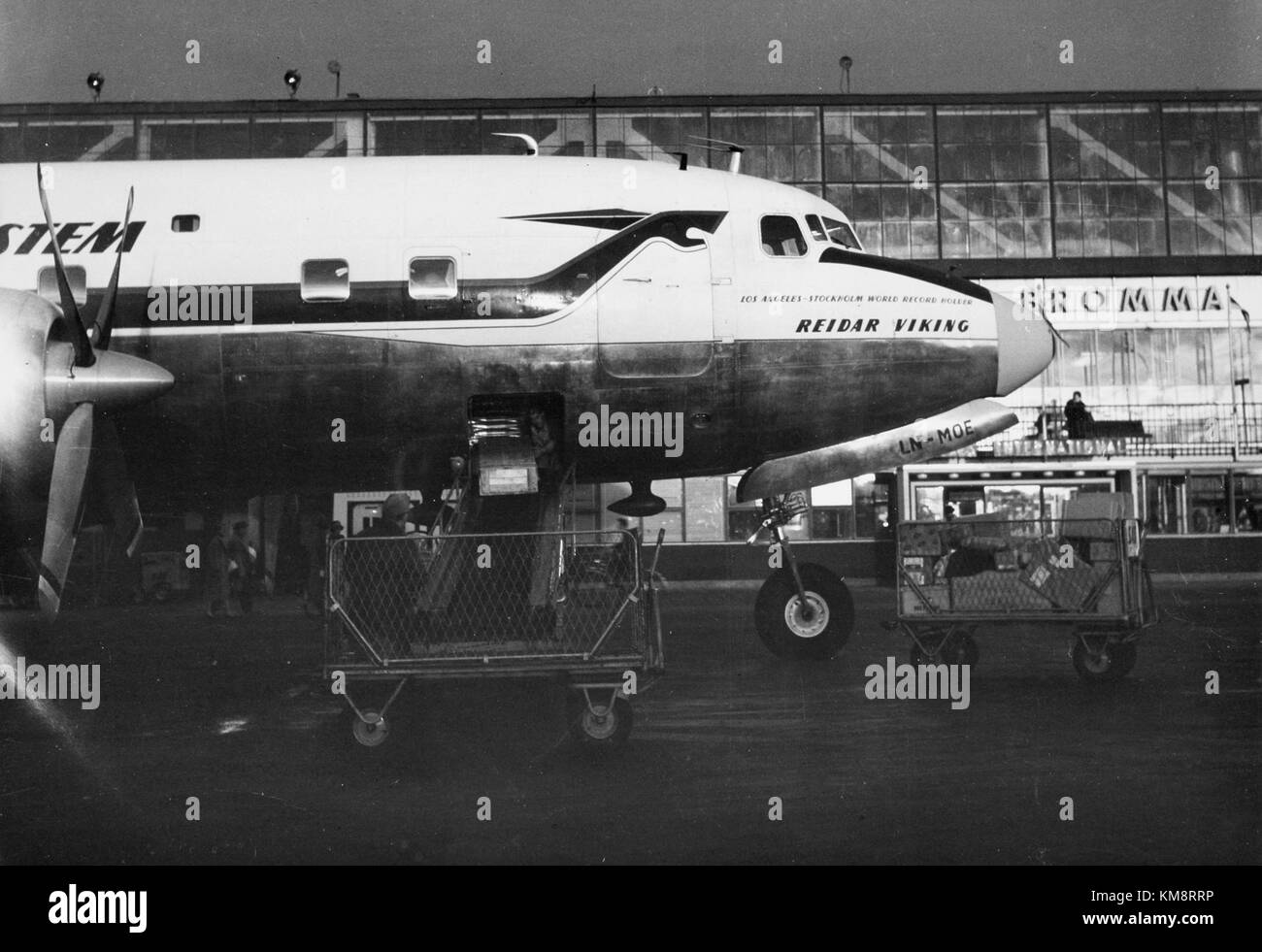 Die SAS DC-7, genannt Reidar Viking, war ein bedeutendes Flugzeug der Scandinavian Airlines in den 1960er Jahren Das Flugzeug ist am Flughafen Bromma in Schweden abgebildet. Stockfoto