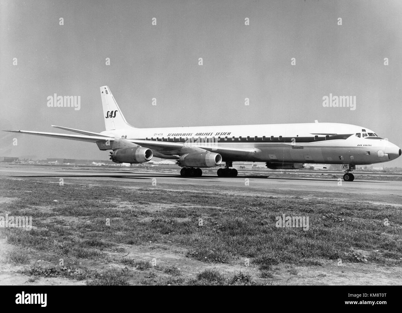 Die am Boden gezeigte SAS DC 8-33 war Teil der Flotte des Scandinavian Airlines Systems in den 1960er Jahren Das Flugzeug war bekannt für seine Rolle in Transatlantikflügen während dieser Zeit. Stockfoto