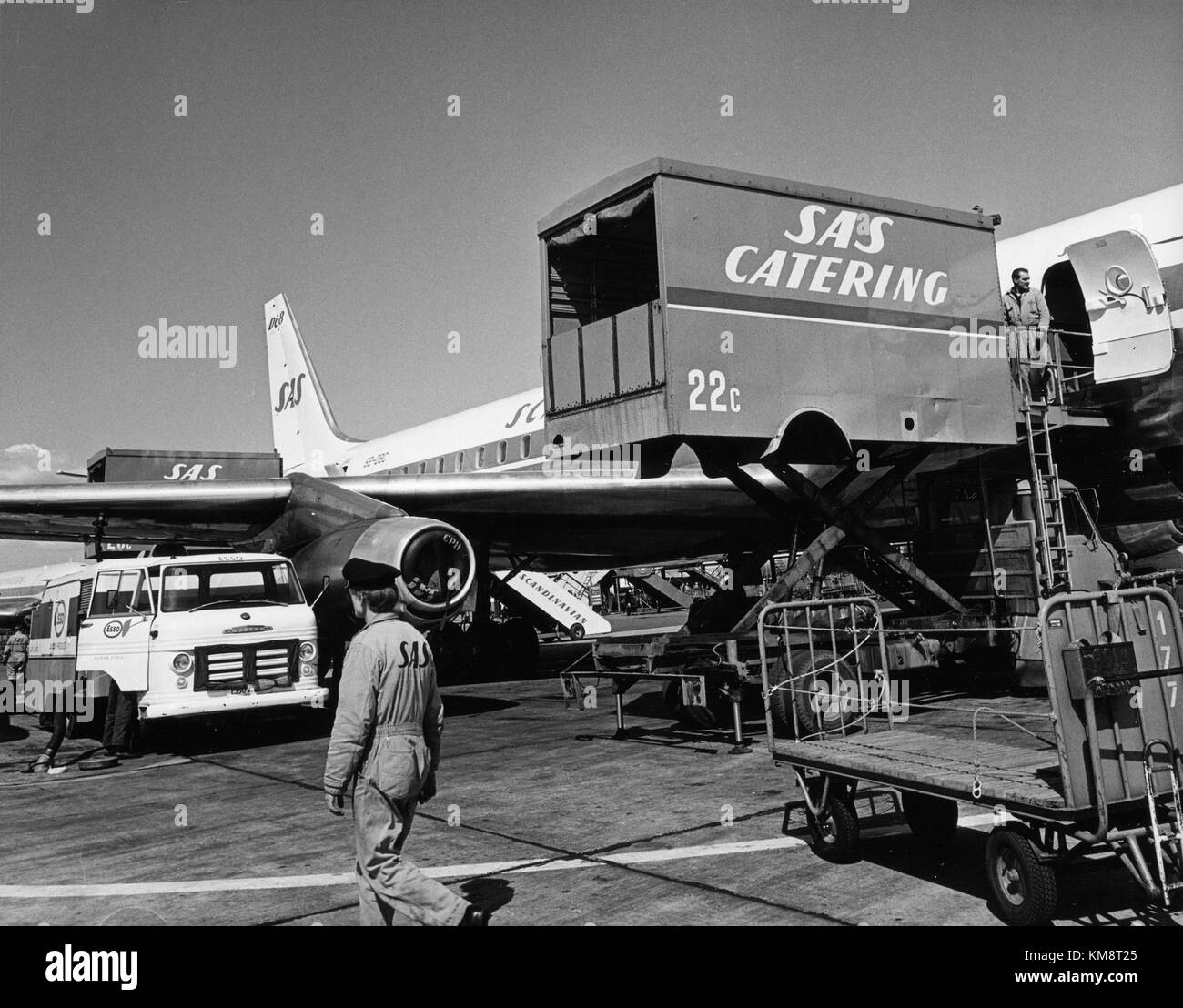 Das Bild zeigt ein SAS DC-8 33 Flugzeug, das während der 1960er Jahre geerdet wurde Das Flugzeug ist mit der Visbur Viking gepaart, einem historischen Wikingerschiff, das beide bedeutende Epochen in Transport und Geschichte repräsentiert. Stockfoto
