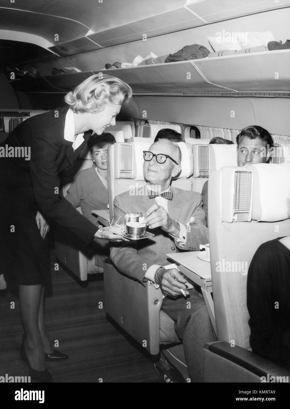 Der Innenraum des SAS DC 8-33-Flugzeugs verfügt über eine neu gestaltete Kabine und Sitzanordnung, die einen verbesserten Service und verbesserten Passagierkomfort bietet. Die moderne Einrichtung spiegelt die Innovationen und Designtrends der Fluggesellschaft aus der Mitte des 20. Jahrhunderts wider. Stockfoto